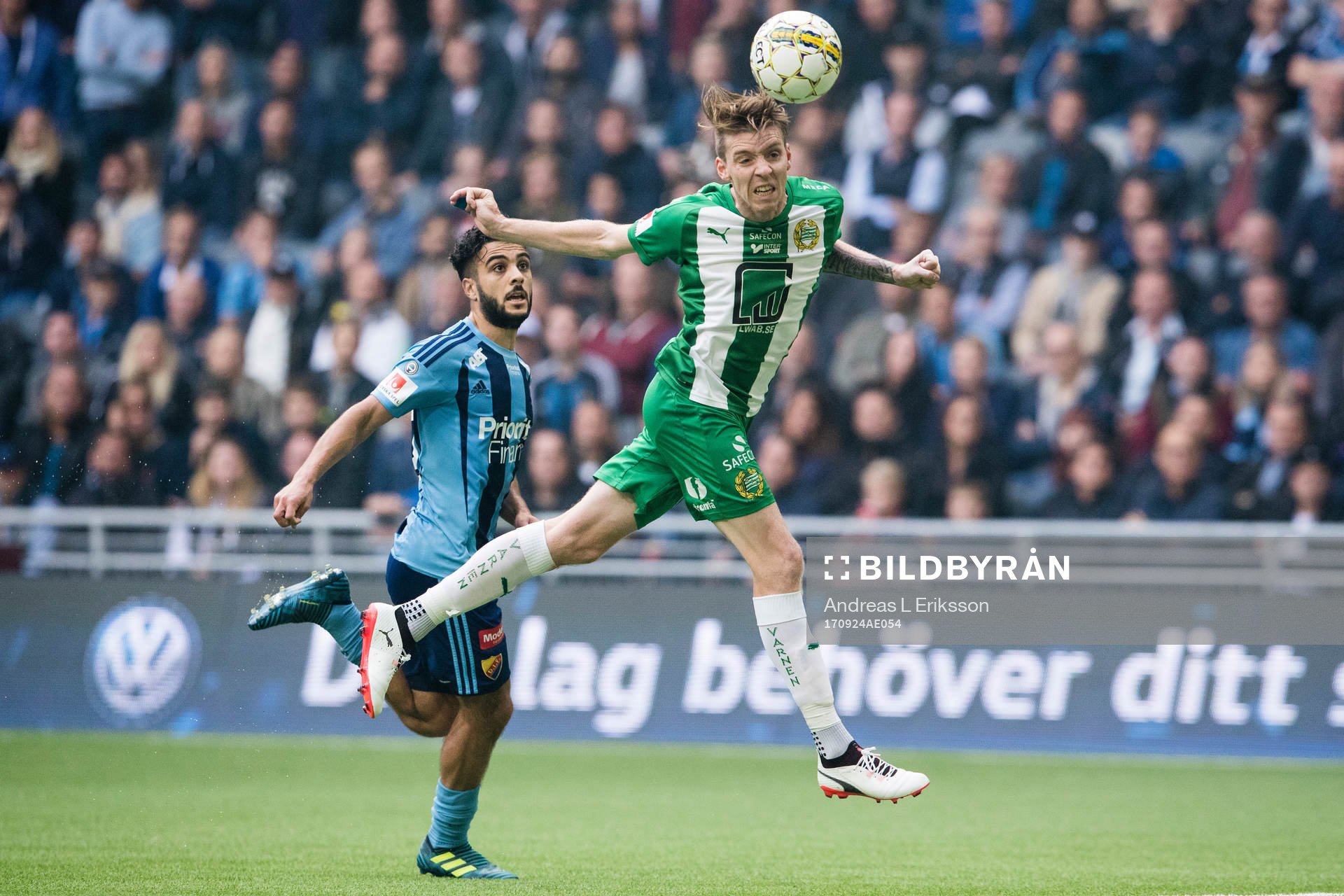 Hammarbys Birkir Már Saevarsson nickar hem bollen framför