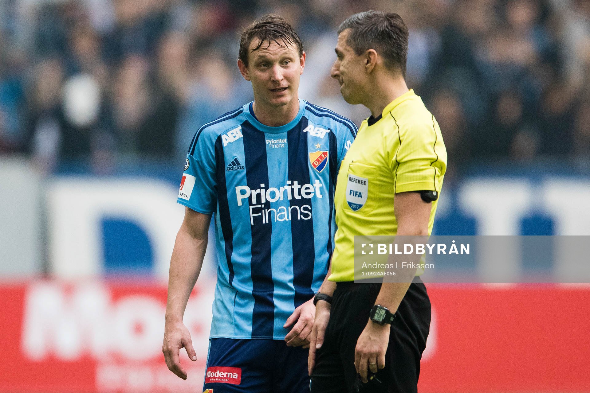 Djurgårdens Kim Källström talar med domare Bojan Pandzic