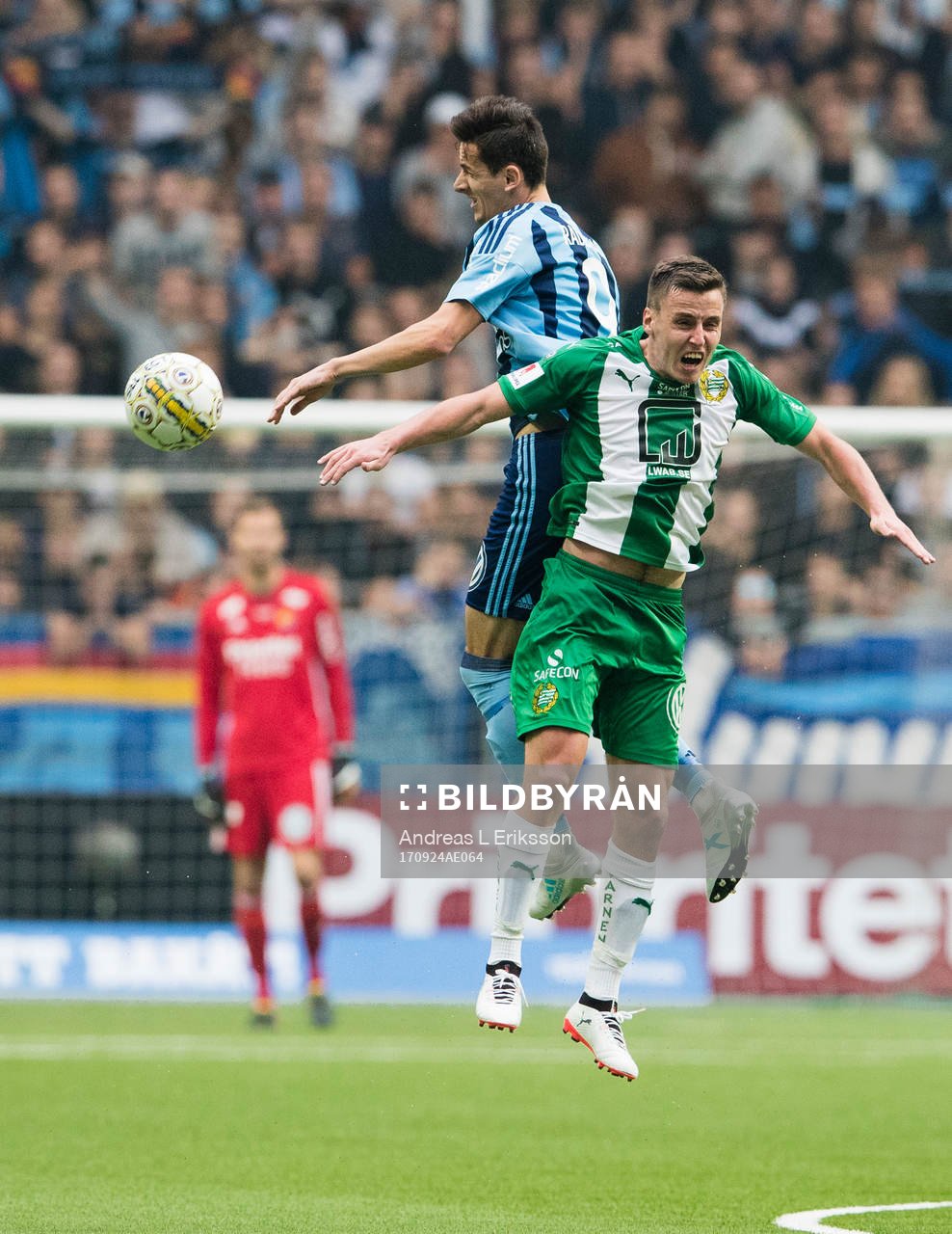 Djurgårdens Haris Radetinac i en nickduell med Hammarbys