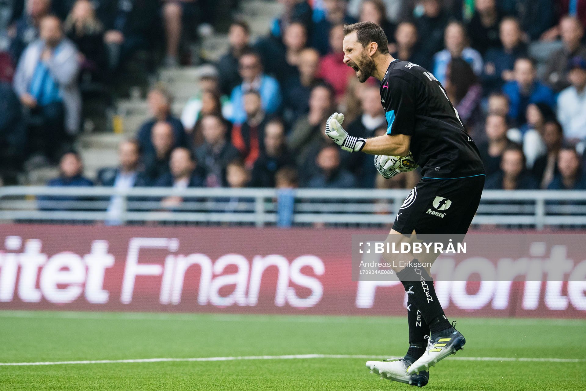 Hammarbys målvakt Johan Wiland reagerar