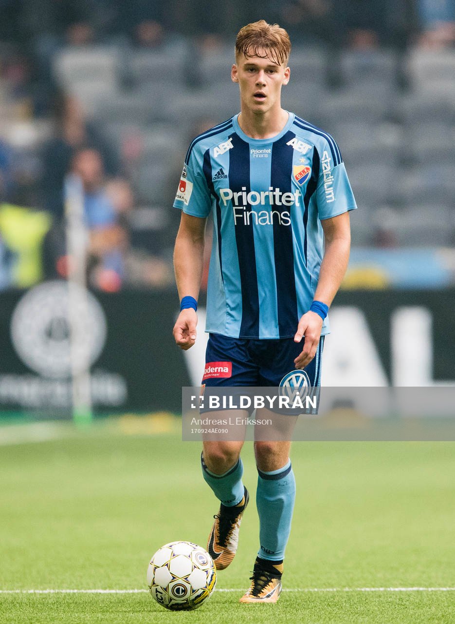 Djurgårdens Felix Beijmo med bollen