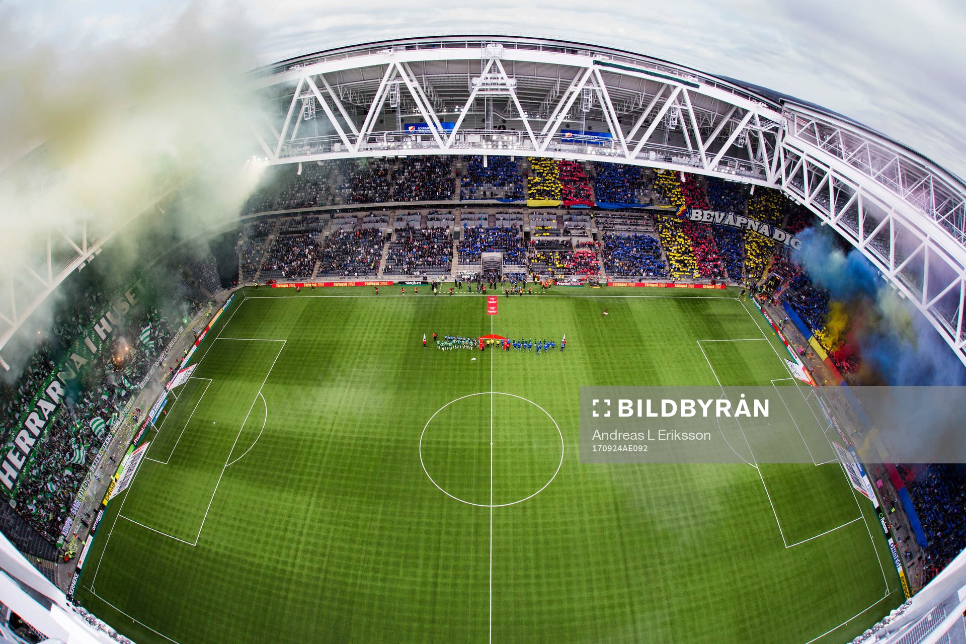 Hammarbys och Djurgårdens supportrar med var sitt TIFO