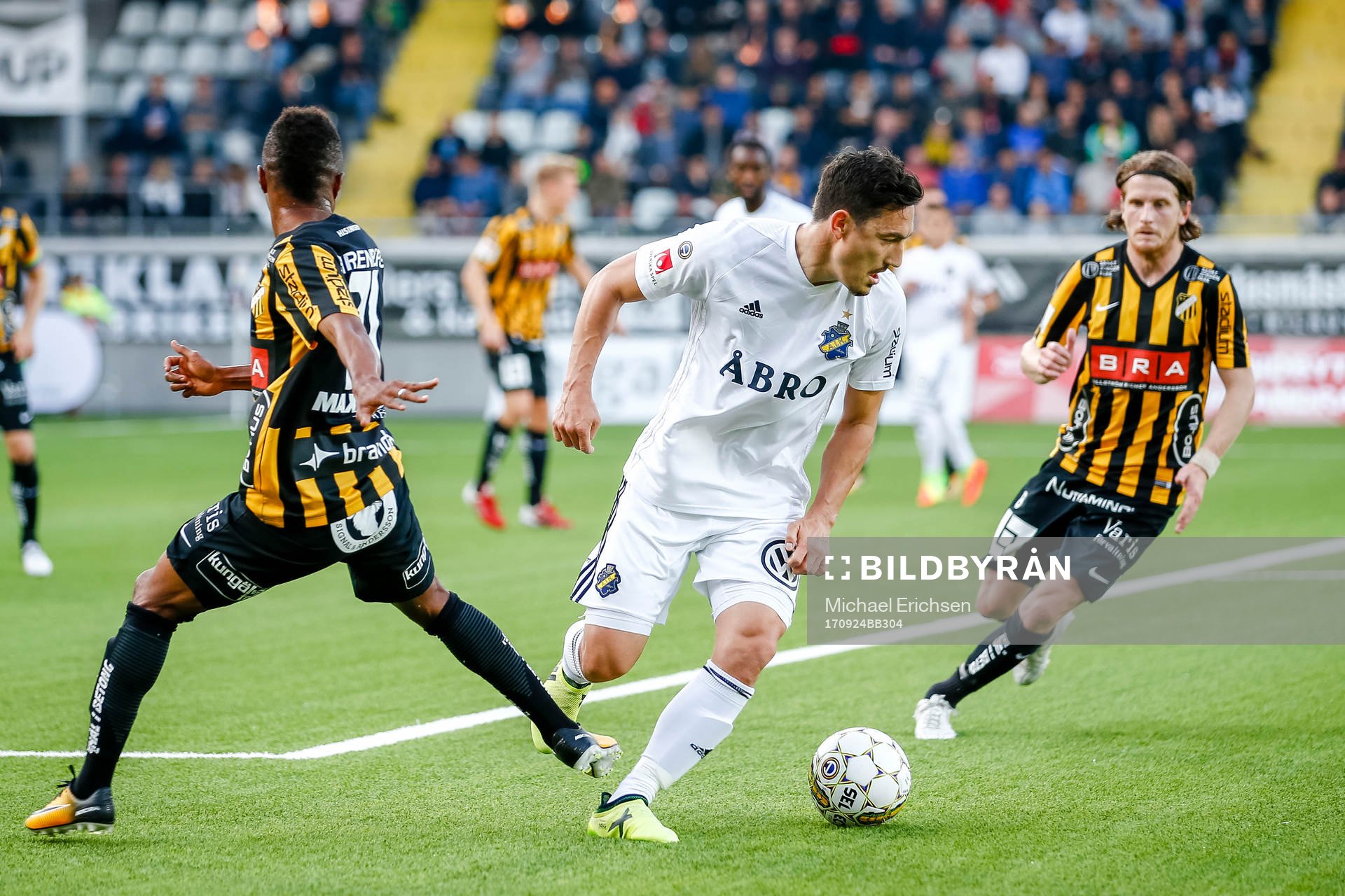AIK:s Stefan Ishizaki i en duell med Häckens Nasiru Mohammed och Erik Friberg under fotbollsmatchen i allsvenskan mellan Häcken och AIK den 24 juli 2017 i Göteborg.