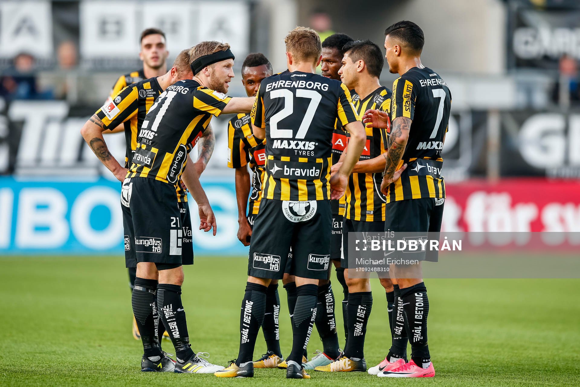 Häckens Rasmus Lindgren i samtal med lagkamraterna