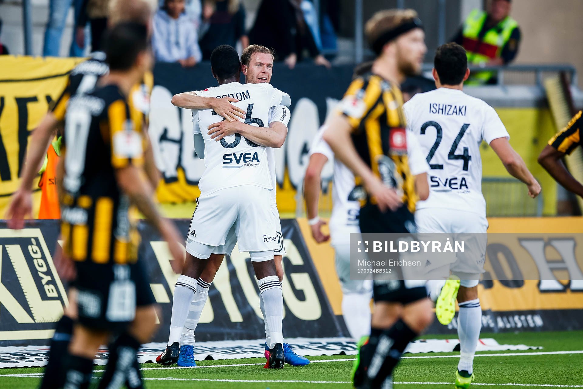 s Henok Goitom och Per Karlsson  jublar