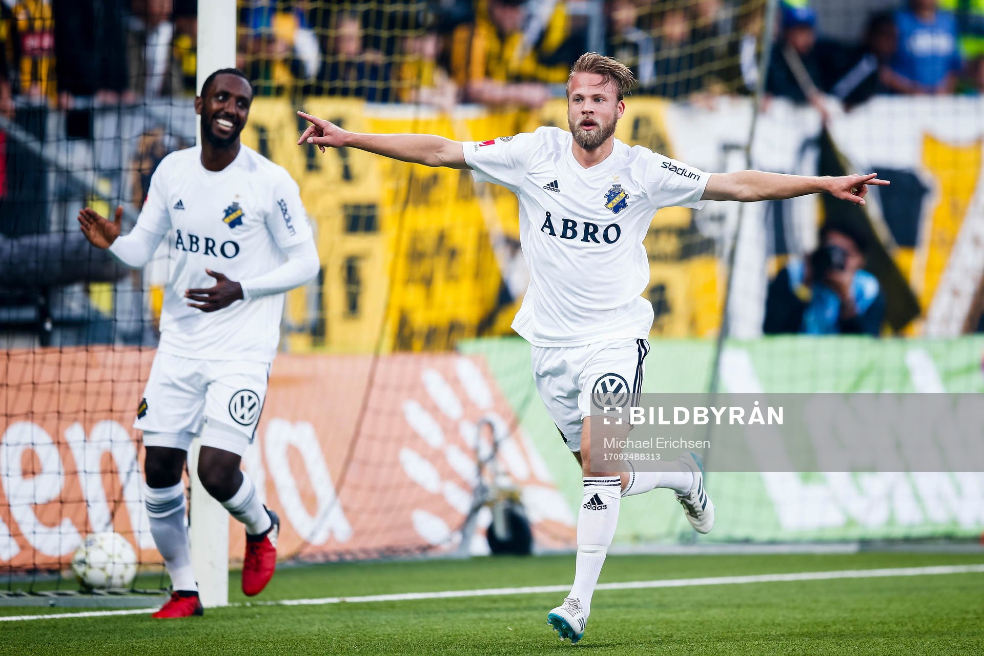 s Daniel Sundgren jublar