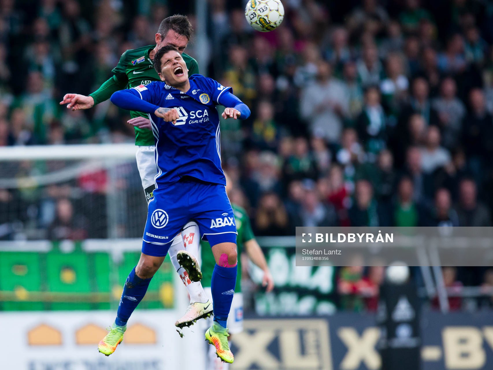 Jönköpings Daryl Smylie i en nickduell med Sundsvalls David Batanero under fotbollsmatchen i Allsvenskan mellan Jönköping och GIF Sundsvall den 24 september 2017 i Jönköping.