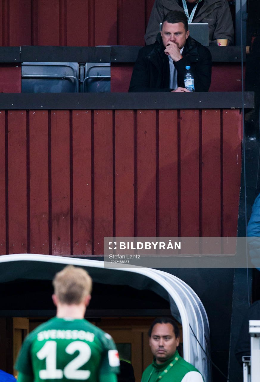 Jönköpings tränare Jimmy Thelin följer matchen från