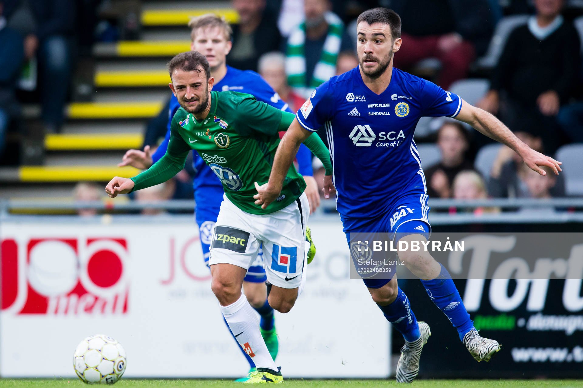 Jönköpings Robert Gojani mot Sundsvalls Carlos Gracia under fotbollsmatchen i Allsvenskan mellan Jönköping och GIF Sundsvall den 24 september 2017 i Jönköping. 
