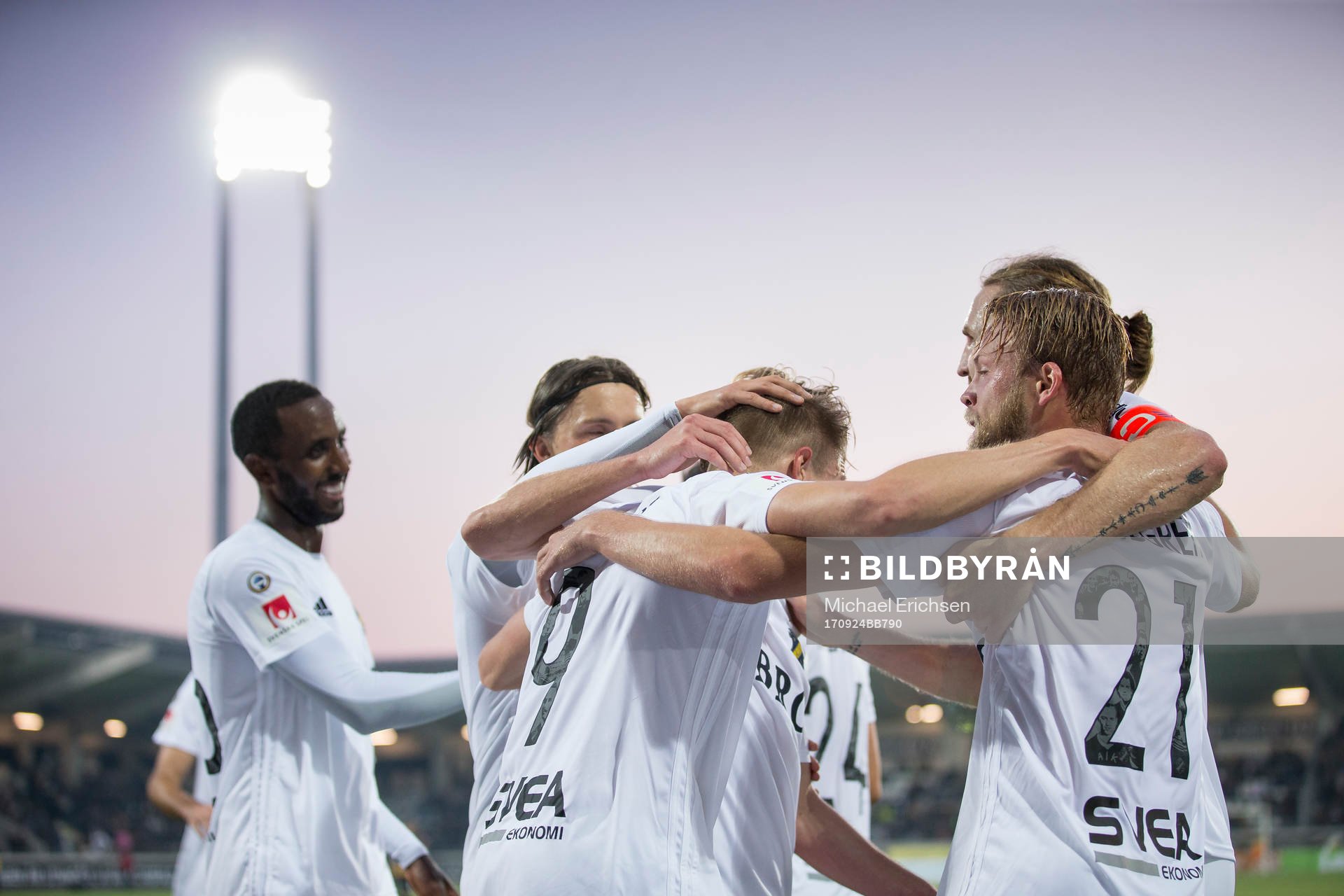 AIK:s Rasmus Lindkvist jublar och omfamnas efter att ha gjort 1-6 under fotbollsmatchen i allsvenskan mellan Häcken och AIK den 24 juli 2017 i Göteborg.