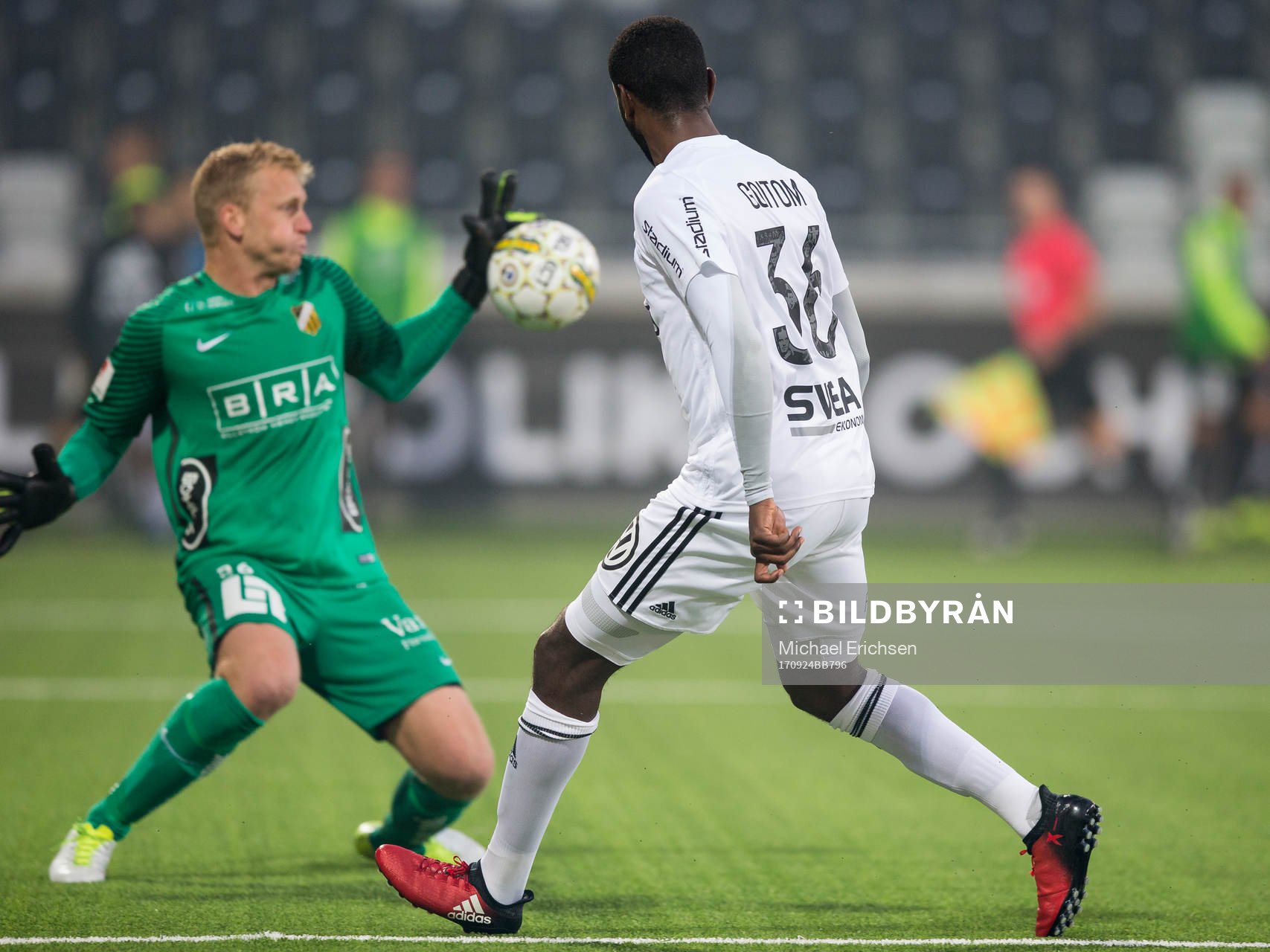 AIK:s Henok Goitom skjuter ett skott som Häckens målvakt Peter Abrahamsson räddar under fotbollsmatchen i allsvenskan mellan Häcken och AIK den 24 juli 2017 i Göteborg.