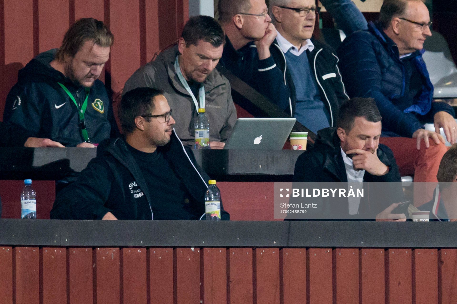 Jönköpings tränare Jimmy Thelin tittar på en telefon