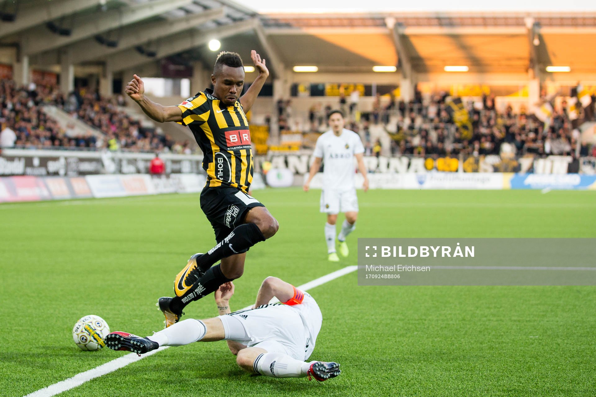 s Nils-Eric Johansson glidtacklar Häckens Nasiru Mohammed