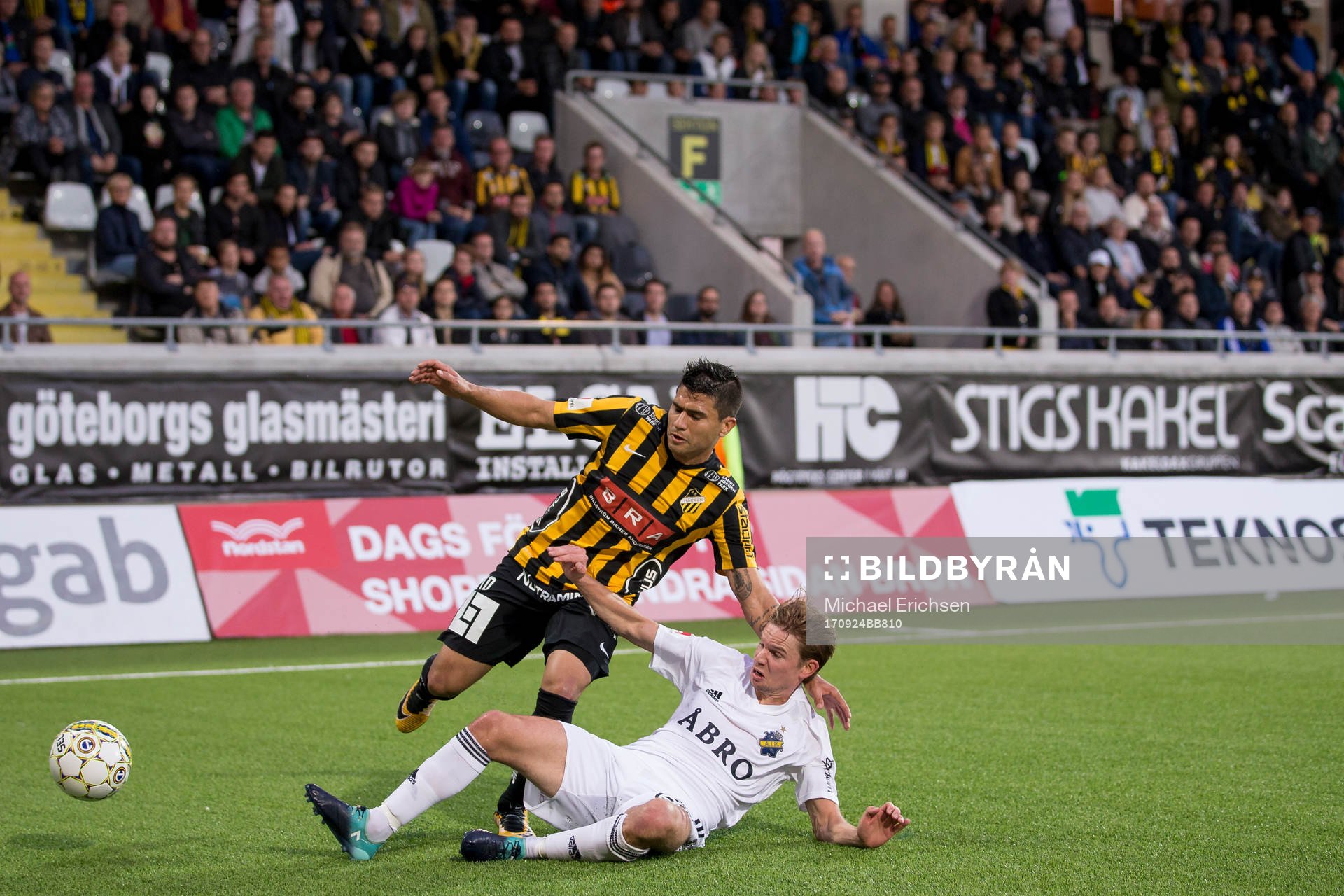 s Johan Blomberg tacklar Häckens Paulinho