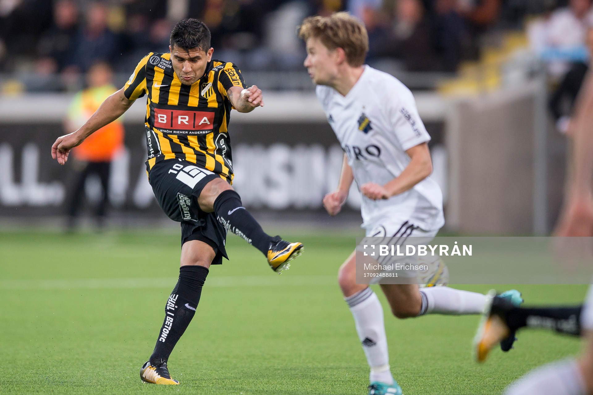 Häckens Paulinho skjuter ett skott under fotbollsmatchen i allsvenskan mellan Häcken och AIK den 24 juli 2017 i Göteborg.