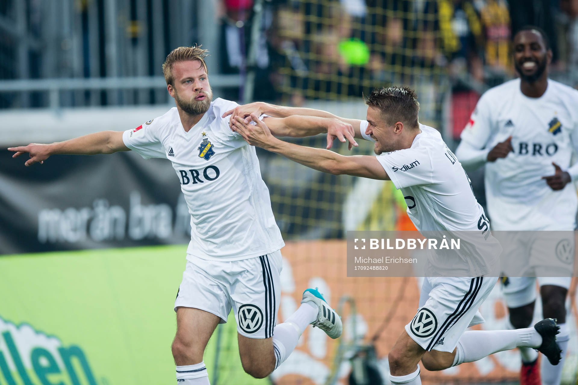 s Daniel Sundgren jublar ihop med Rasmus Lindkvist