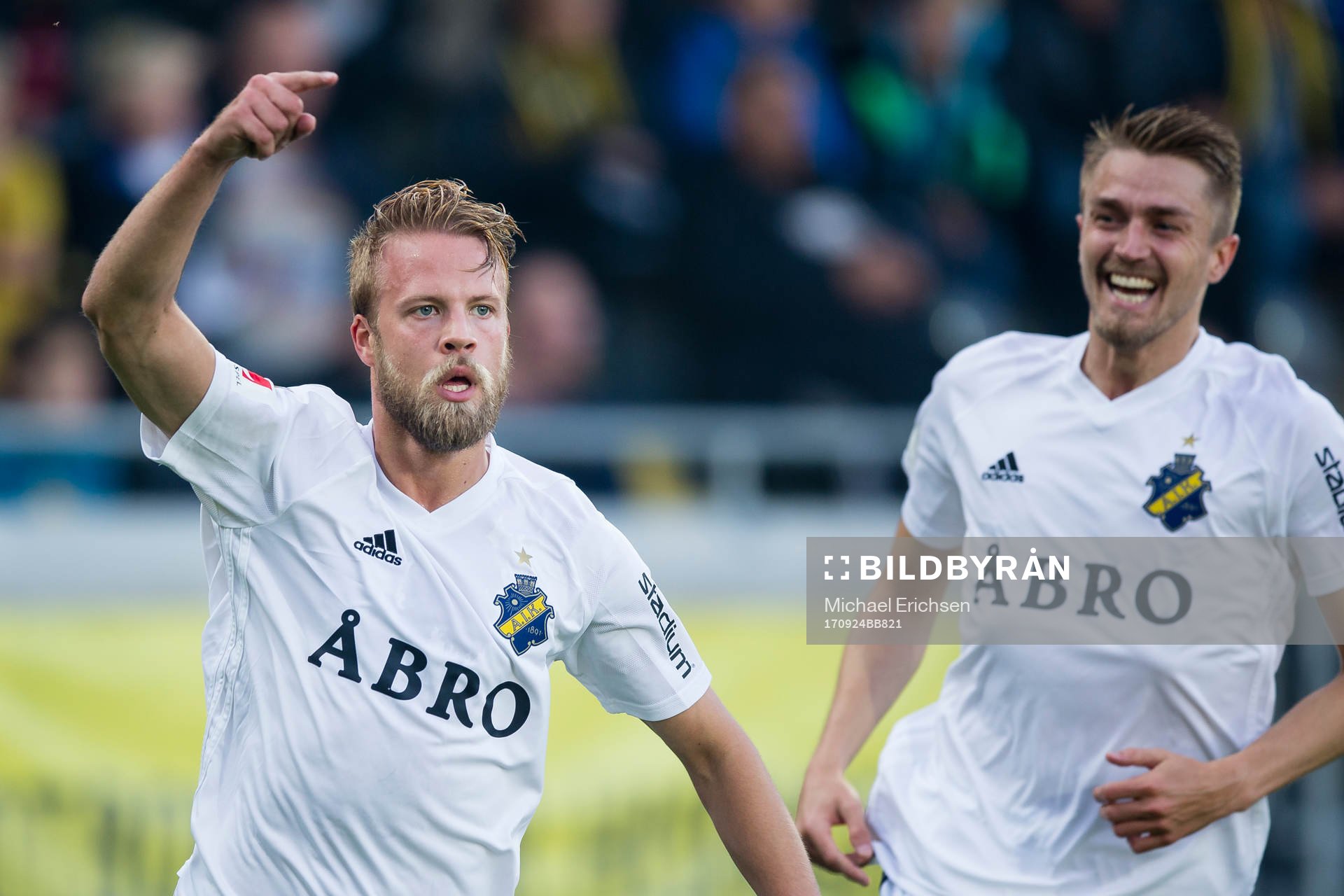 s Daniel Sundgren jublar ihop med Rasmus Lindkvist