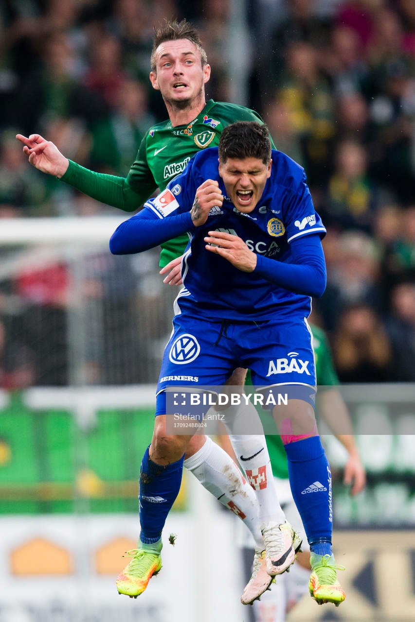 Jönköpings Daryl Smylie i duell med Sundsvalls David Batanero under fotbollsmatchen i Allsvenskan mellan Jönköping och GIF Sundsvall den 24 september 2017 i Jönköping.