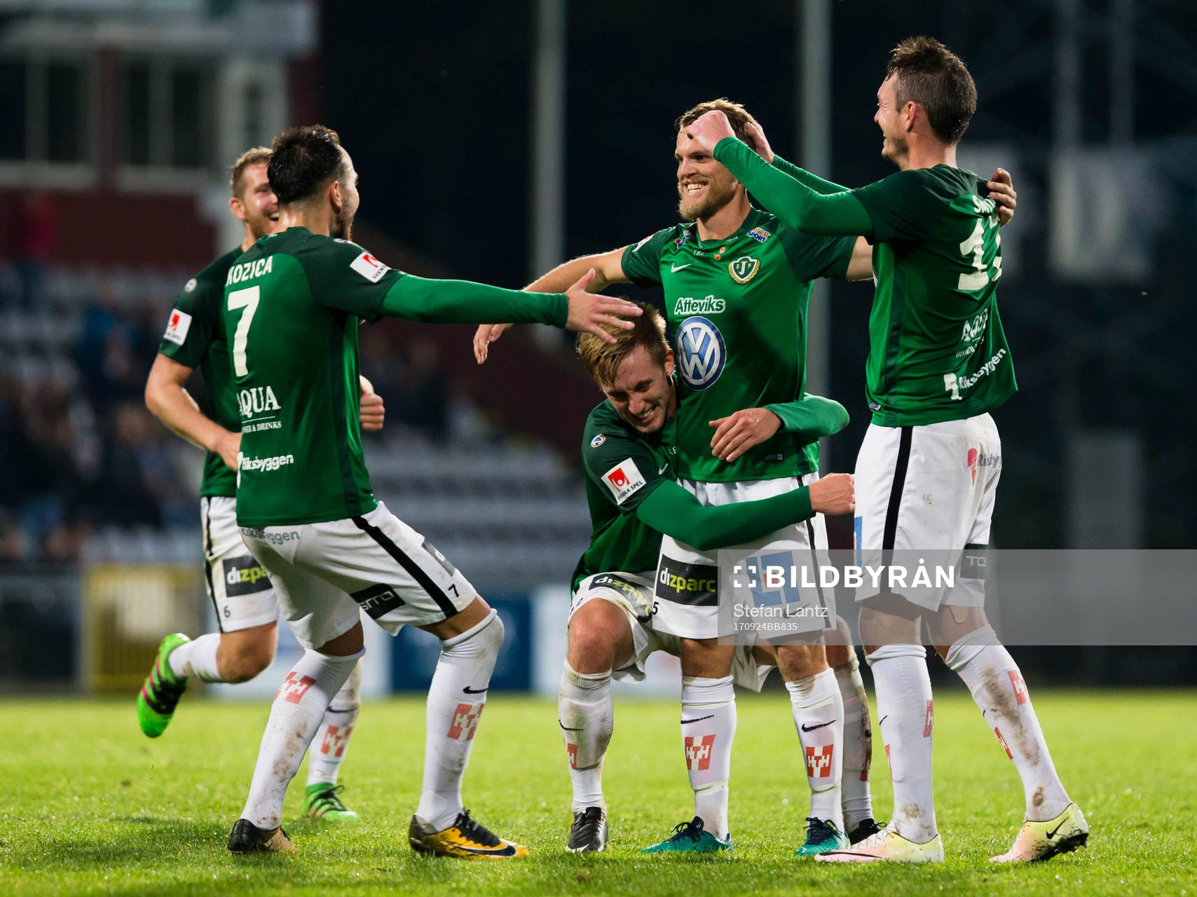 Jönköpings Stian Aasmundsen jublar med lagkamrater