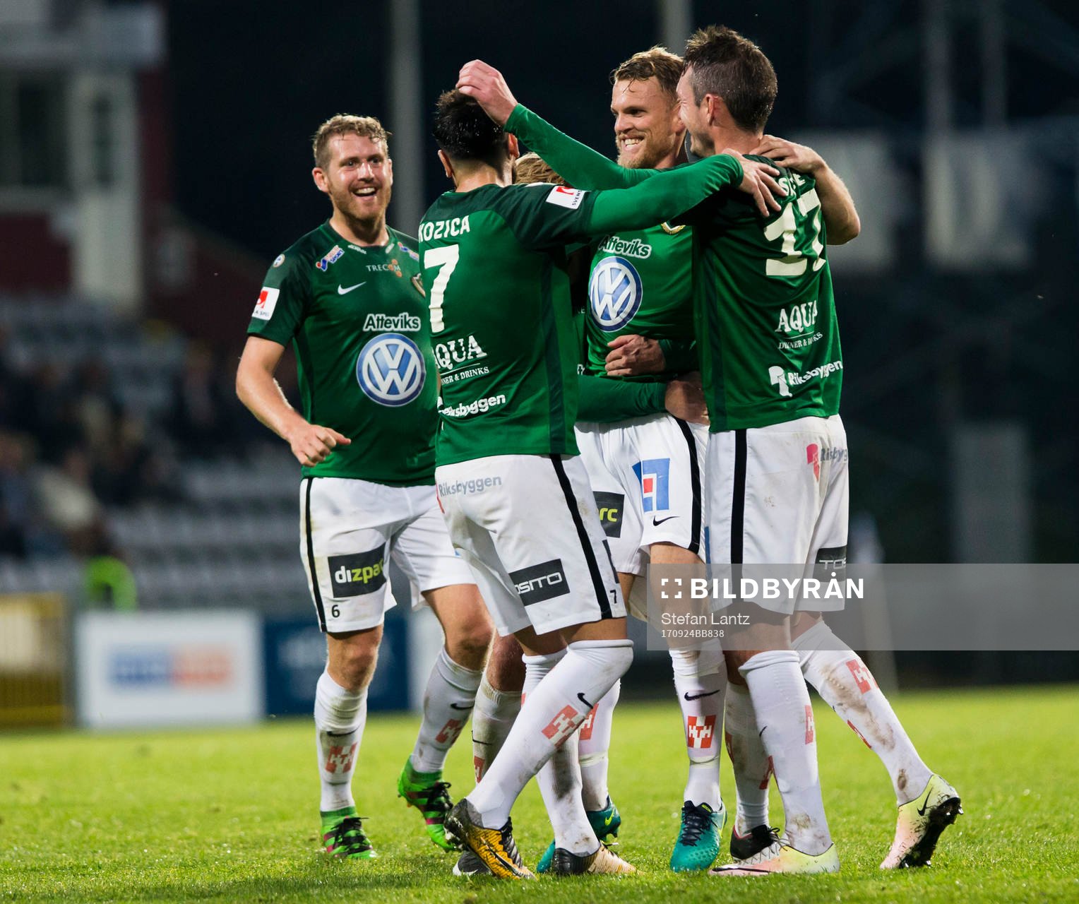 Jönköpings Stian Aasmundsen jublar med lagkamrater