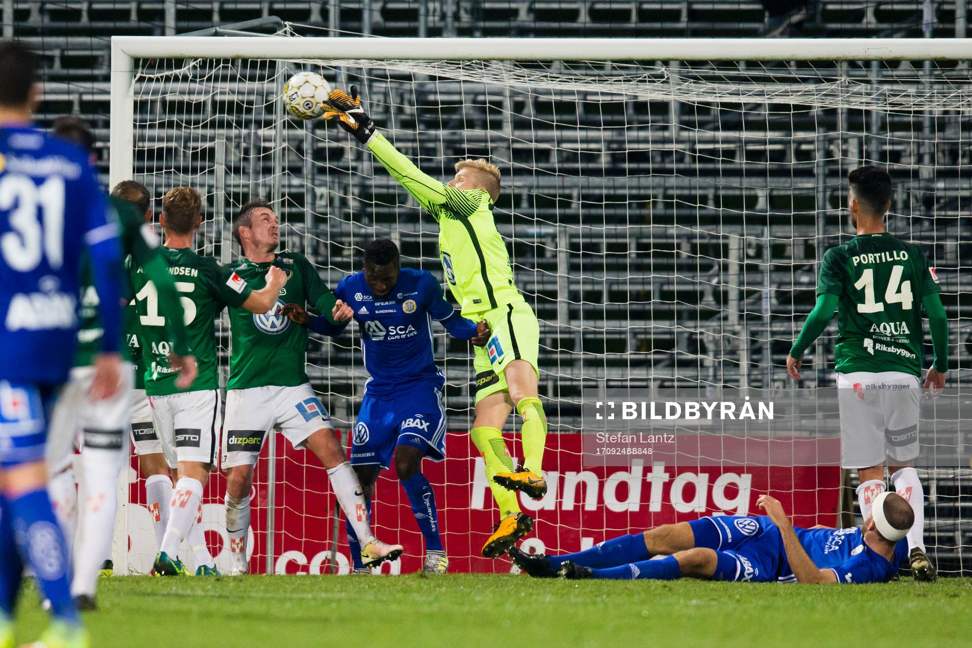 Jönköpings målvakt Anton Cajtoft boxar ut bollen