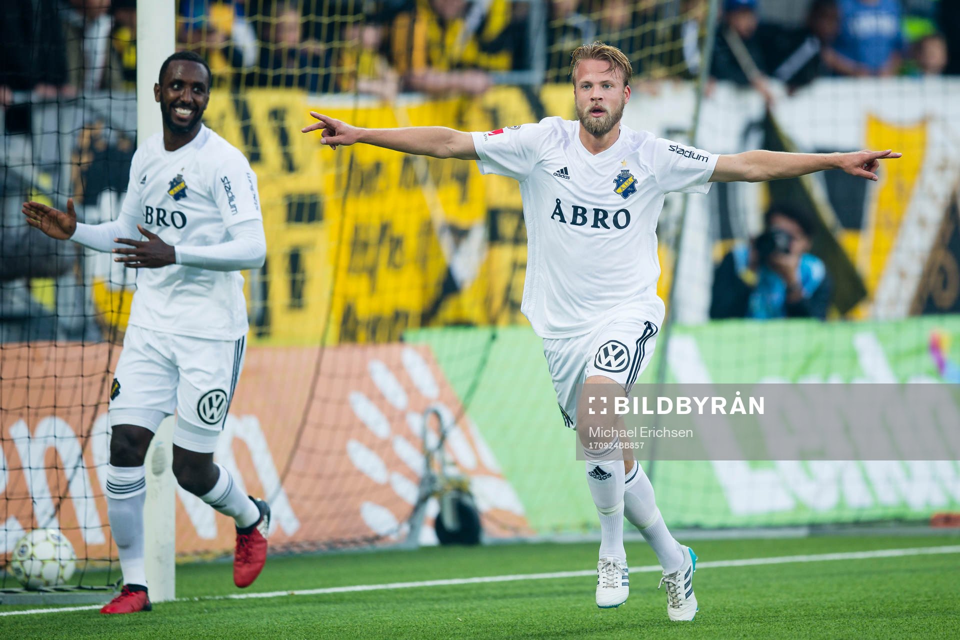 s Daniel Sundgren jublar