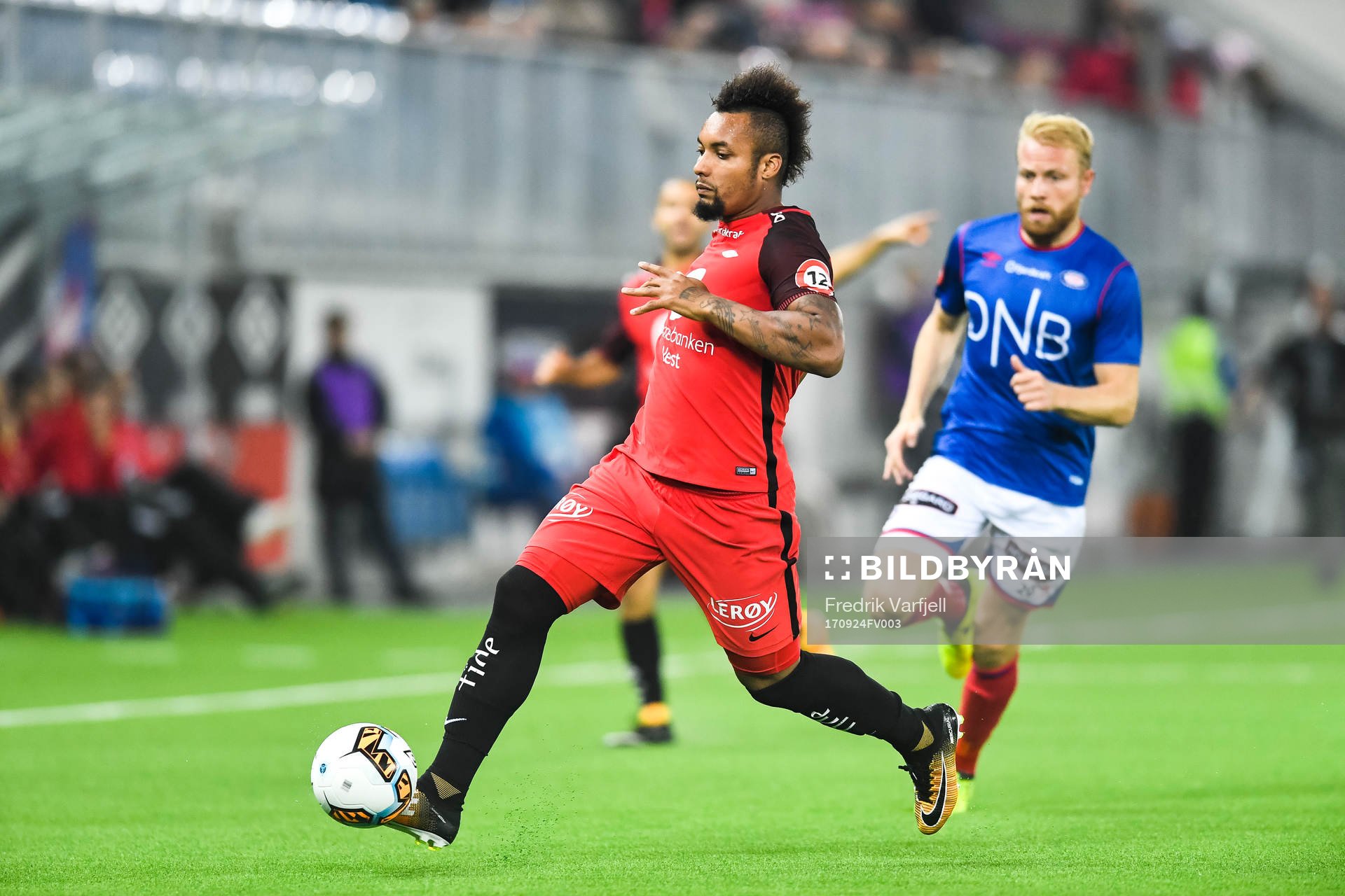 Bismar Acosta of Brann and Henrik Kjelsrud Johansen of