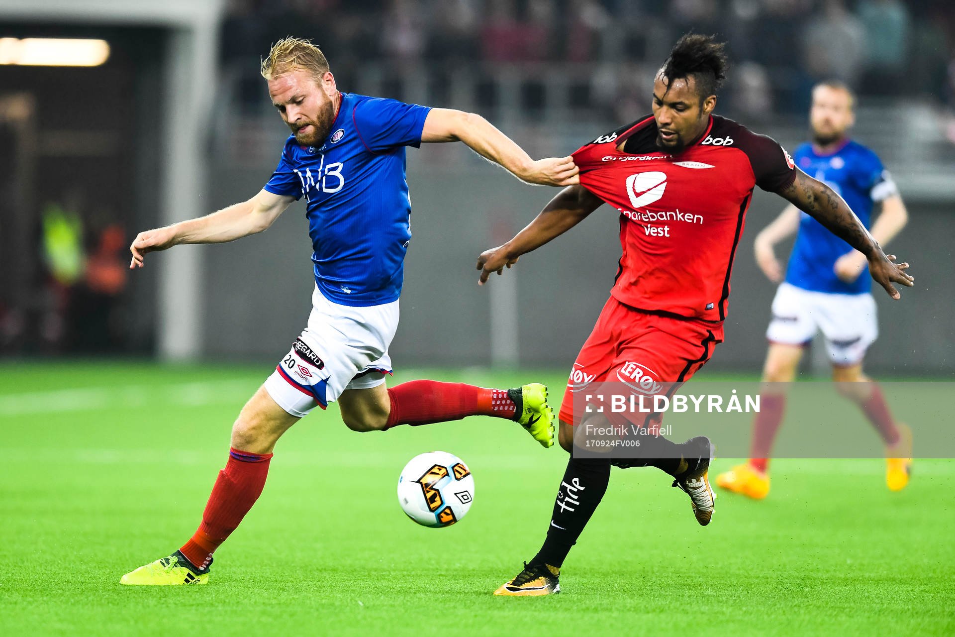 Henrik Kjelsrud Johansen of Vålerenga and Bismar Acosta of