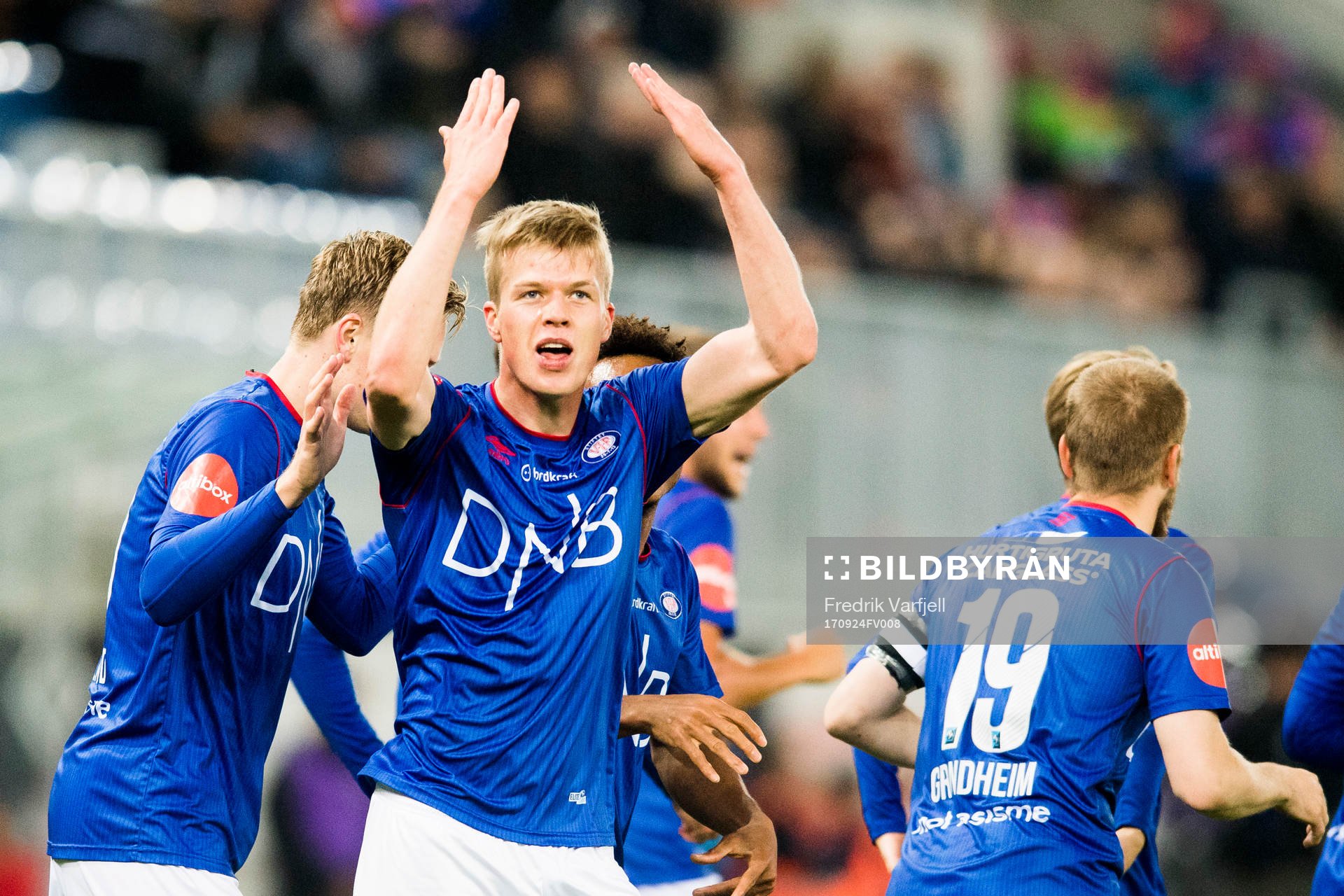 Samuel Karl Fridjonsson of Vålerenga celebrates with his teammates after scoring 1-0 during the Eliteserien match between Vålerenga and Brann on September 24, 2017 in Oslo