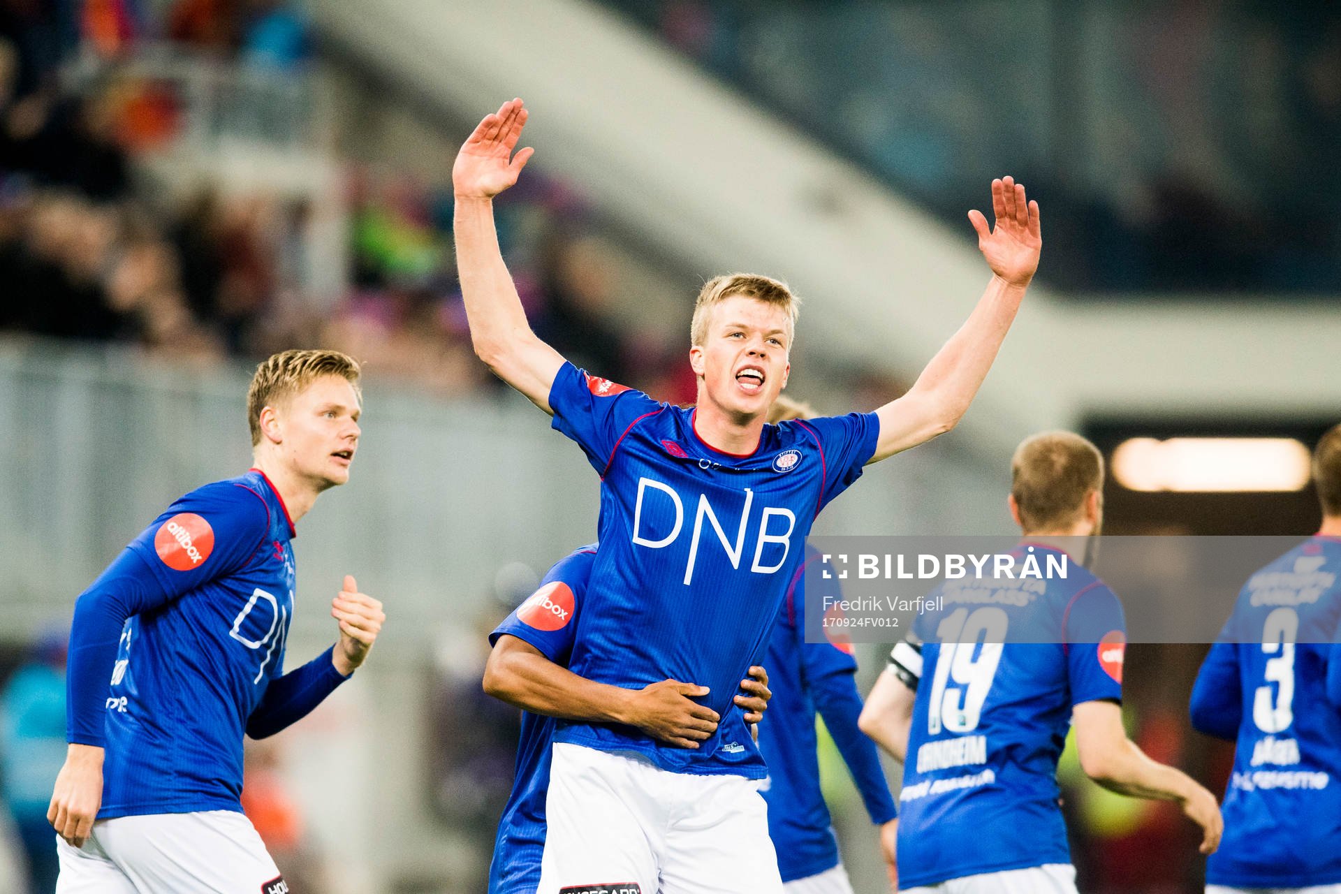 Samuel Karl Fridjonsson of Vålerenga celebrates with his teammates after scoring 1-0 during the Eliteserien match between Vålerenga and Brann on September 24, 2017 in Oslo
