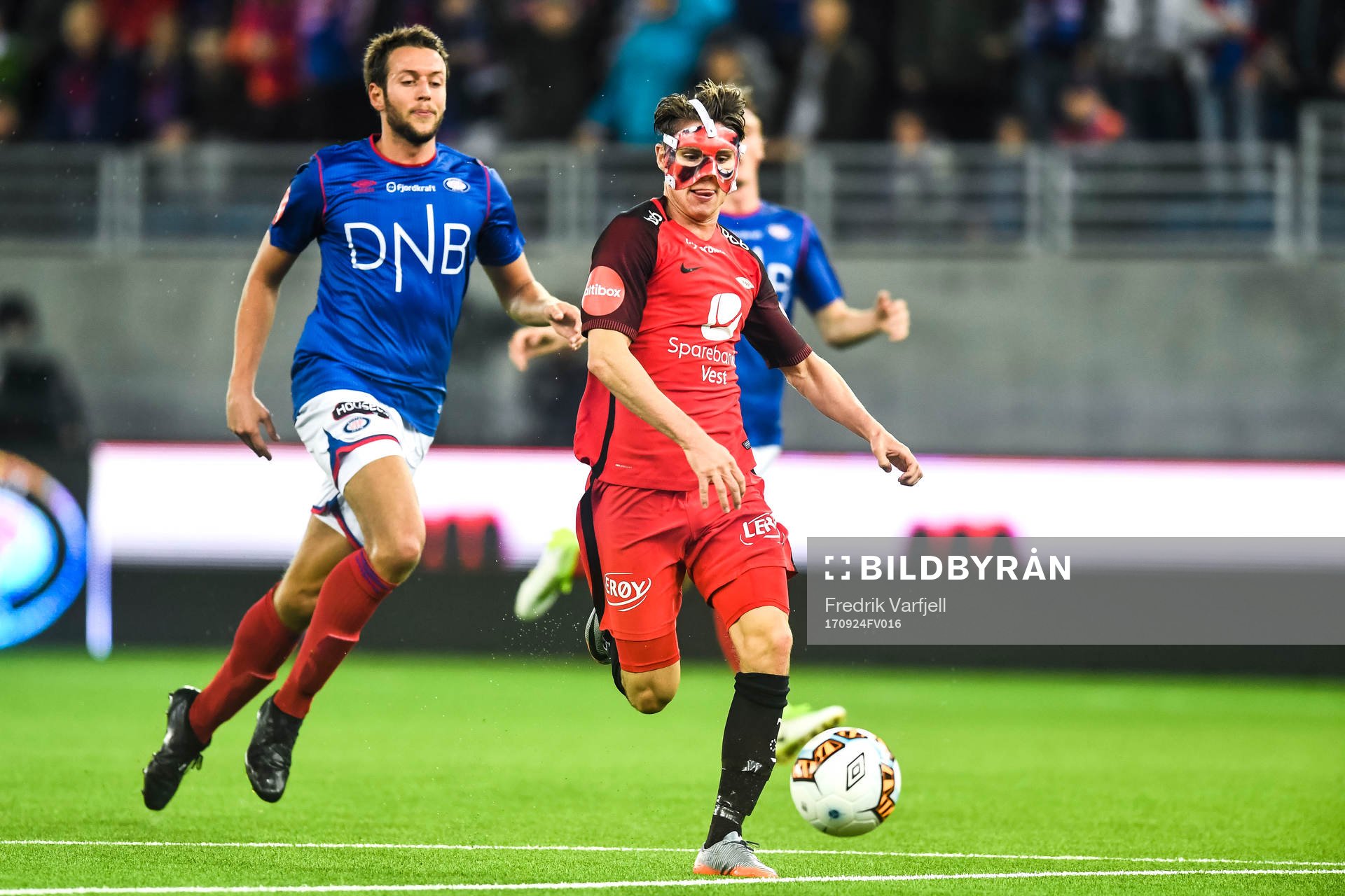 Jonatan Tollås Nation of Vålerenga and Kasper Skaanes of Brann during the Eliteserien match between Vålerenga and Brann on September 24, 2017 in Oslo