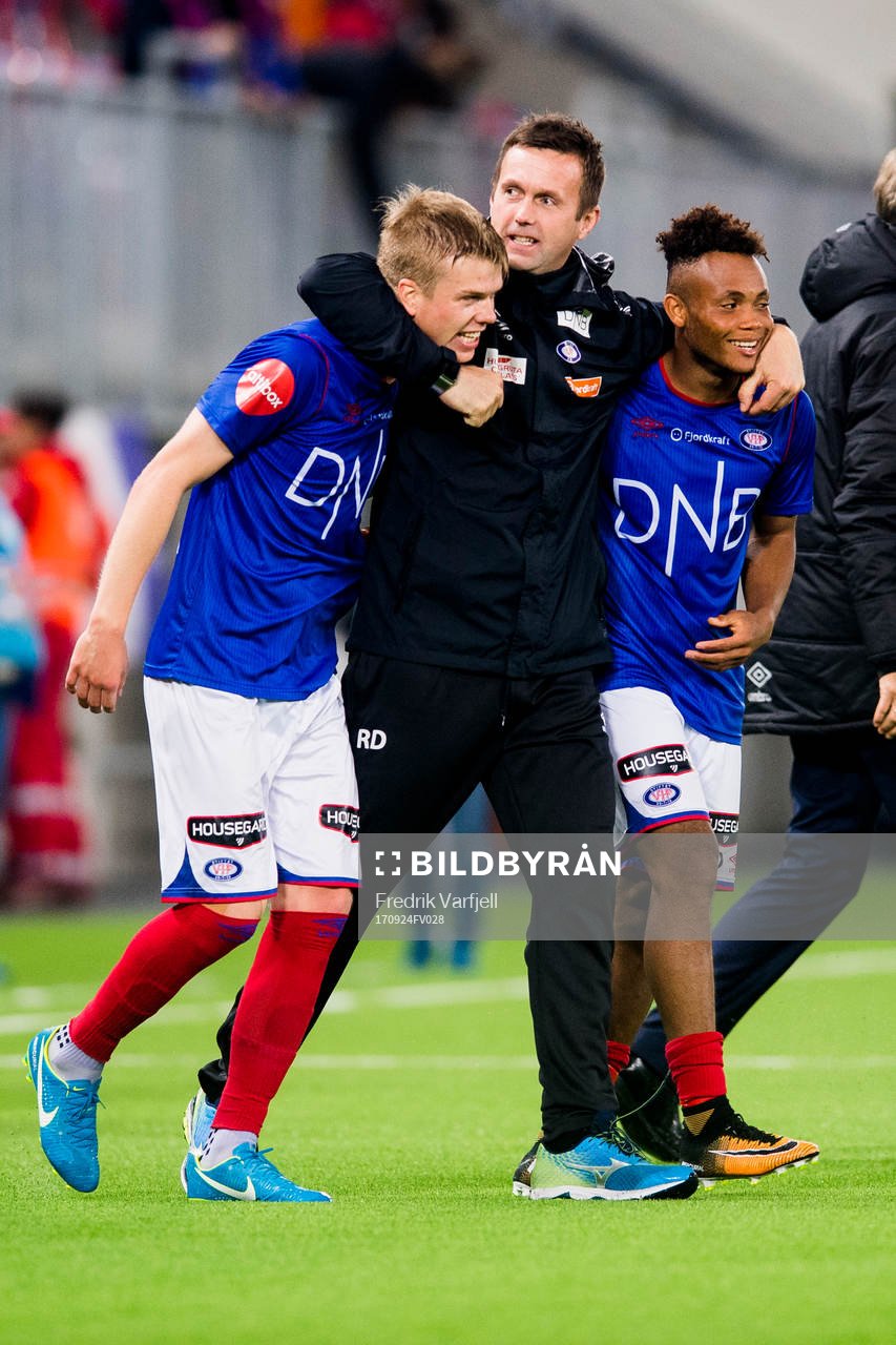 Samuel Karl Fridjonsson, Ronny Deila, head coach, and Chidera Ejuke of Vålerenga celebrates after the Eliteserien match between Vålerenga and Brann on September 24, 2017 in Oslo