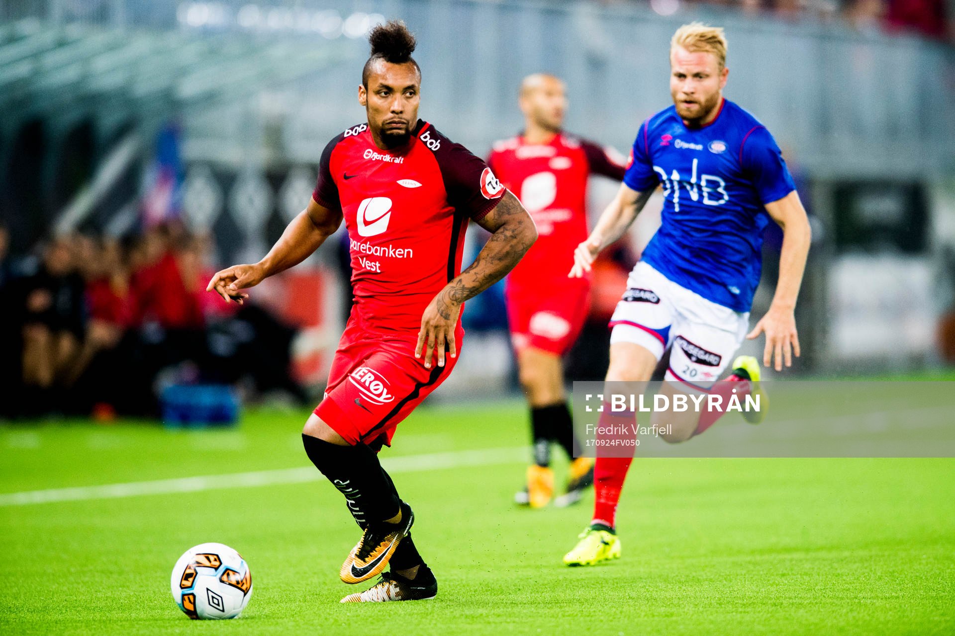 Bismar Acosta of Brann and Henrik Kjelsrud Johansen of