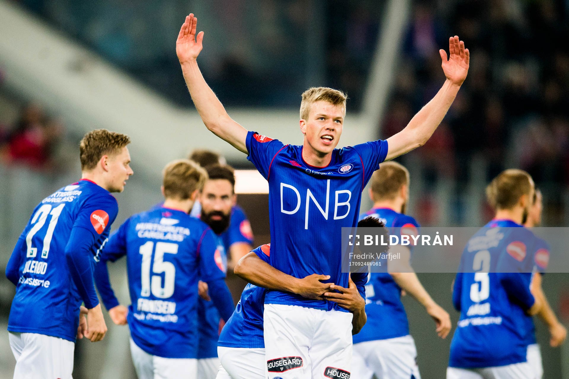Samuel Karl Fridjonsson of Vålerenga celebrates with his teammates after scoring 1-0 during the Eliteserien match between Vålerenga and Brann on September 24, 2017 in Oslo