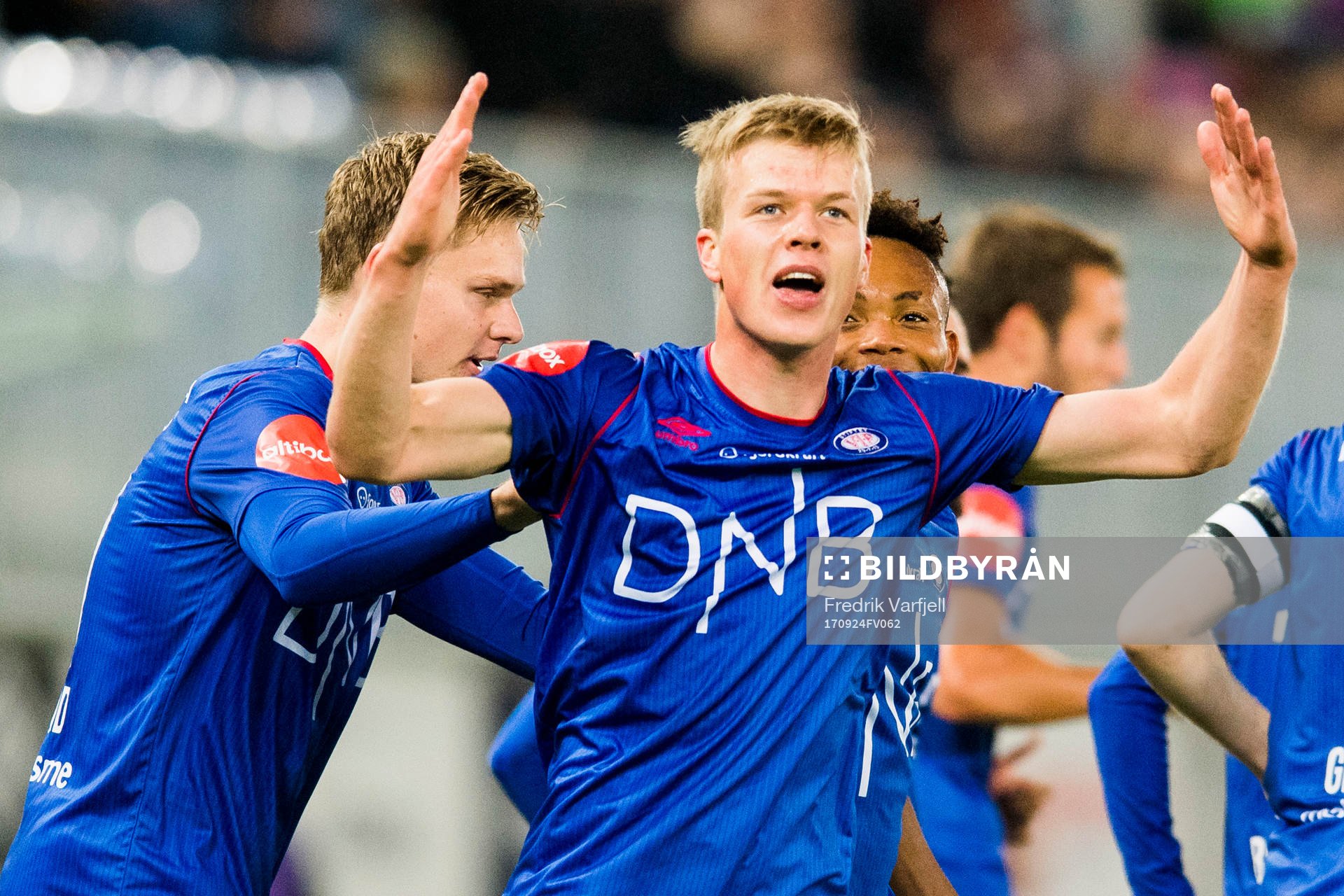 Samuel Karl Fridjonsson of Vålerenga celebrates with his teammates after scoring 1-0 during the Eliteserien match between Vålerenga and Brann on September 24, 2017 in Oslo