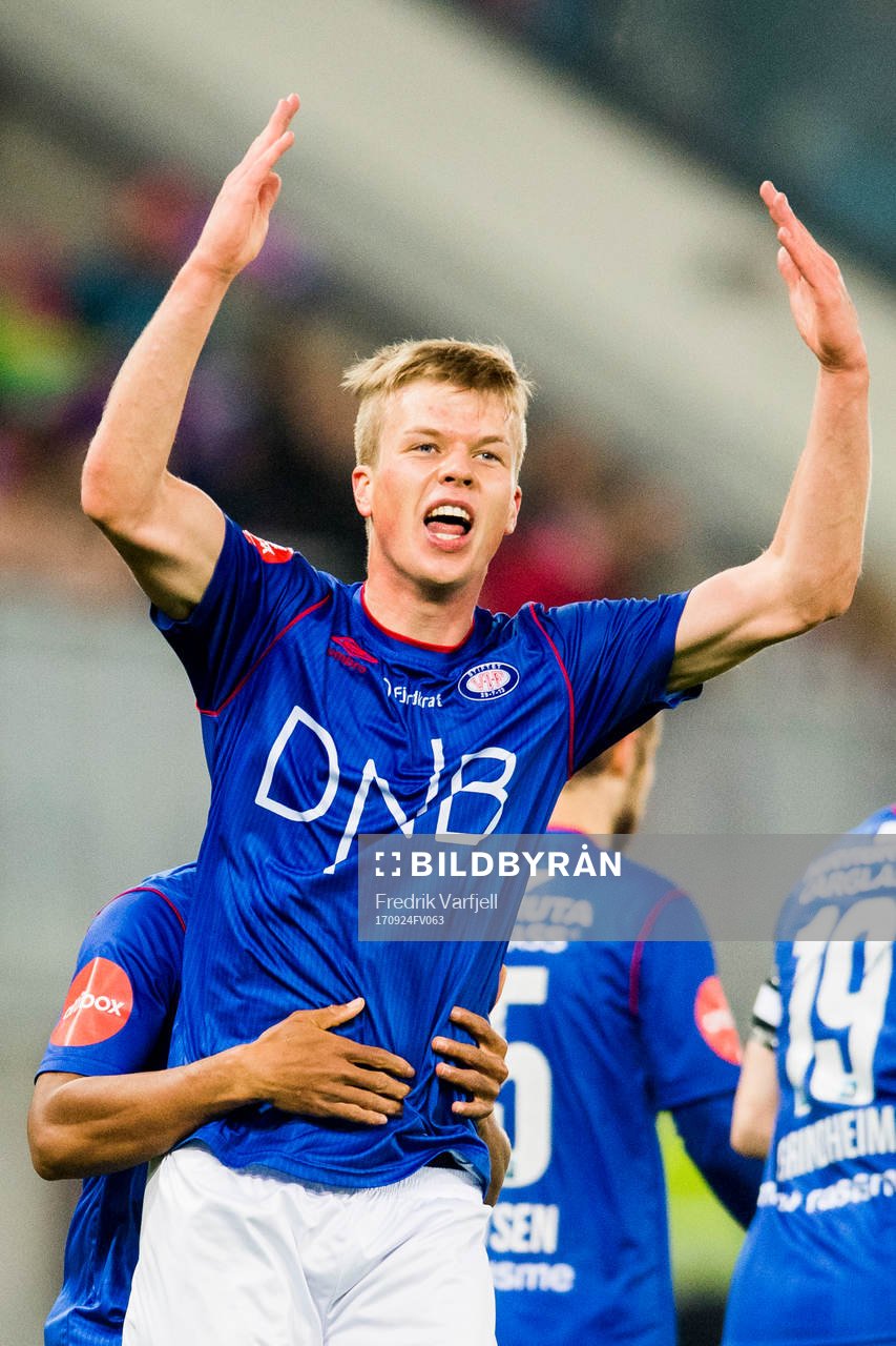 Samuel Karl Fridjonsson of Vålerenga celebrates with his teammates after scoring 1-0 during the Eliteserien match between Vålerenga and Brann on September 24, 2017 in Oslo