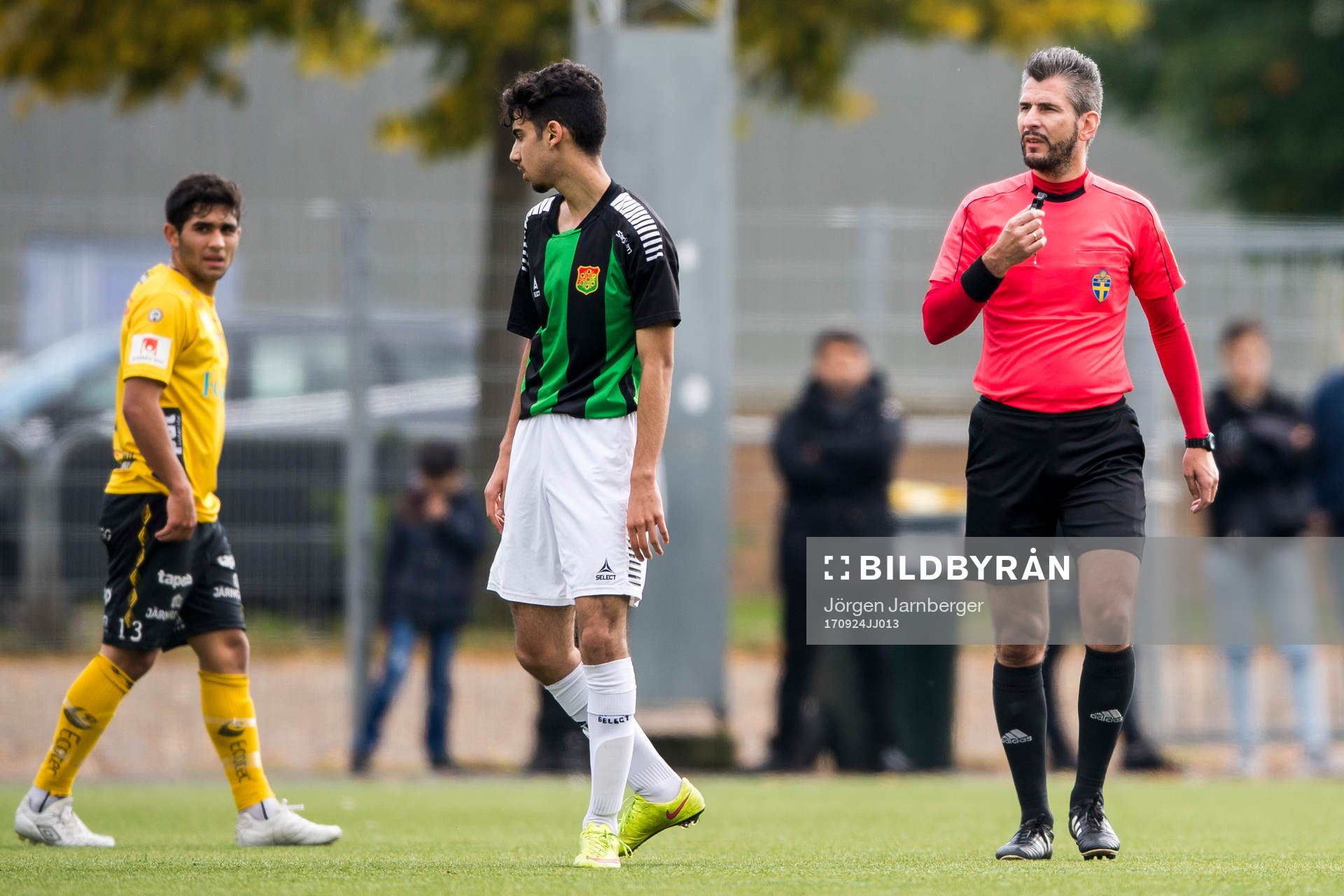 Domare Alija Slijepcevic under fotbollsmatchen i U17 Allsvenskan mellan Elfsborg och GAIS den 24 september 2017 i Borås.