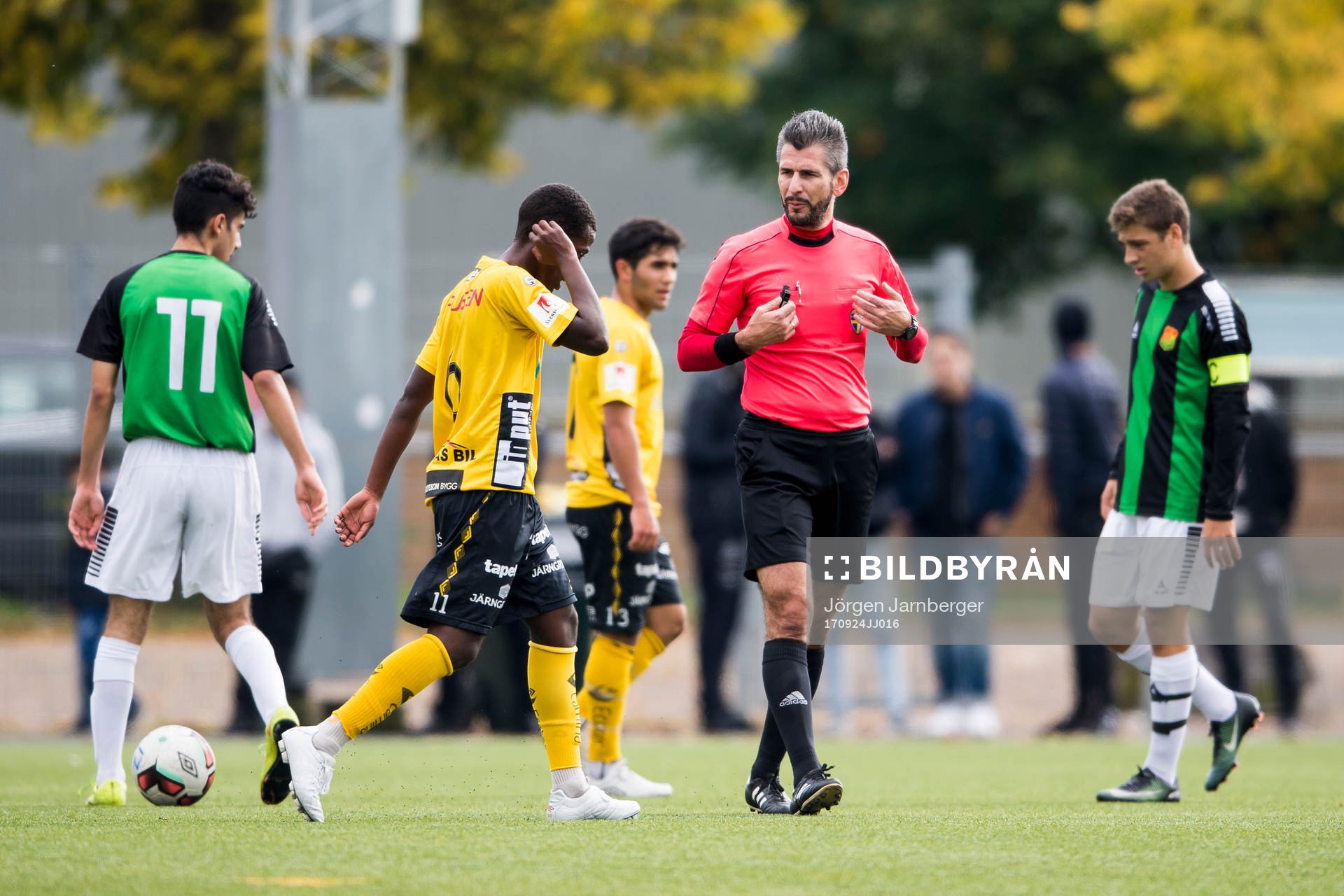 Domare Alija Slijepcevic under fotbollsmatchen i U17 Allsvenskan mellan Elfsborg och GAIS den 24 september 2017 i Borås.