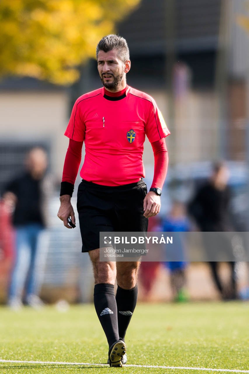 Domare Alija Slijepcevic under fotbollsmatchen i U17 Allsvenskan mellan Elfsborg och GAIS den 24 september 2017 i Borås.