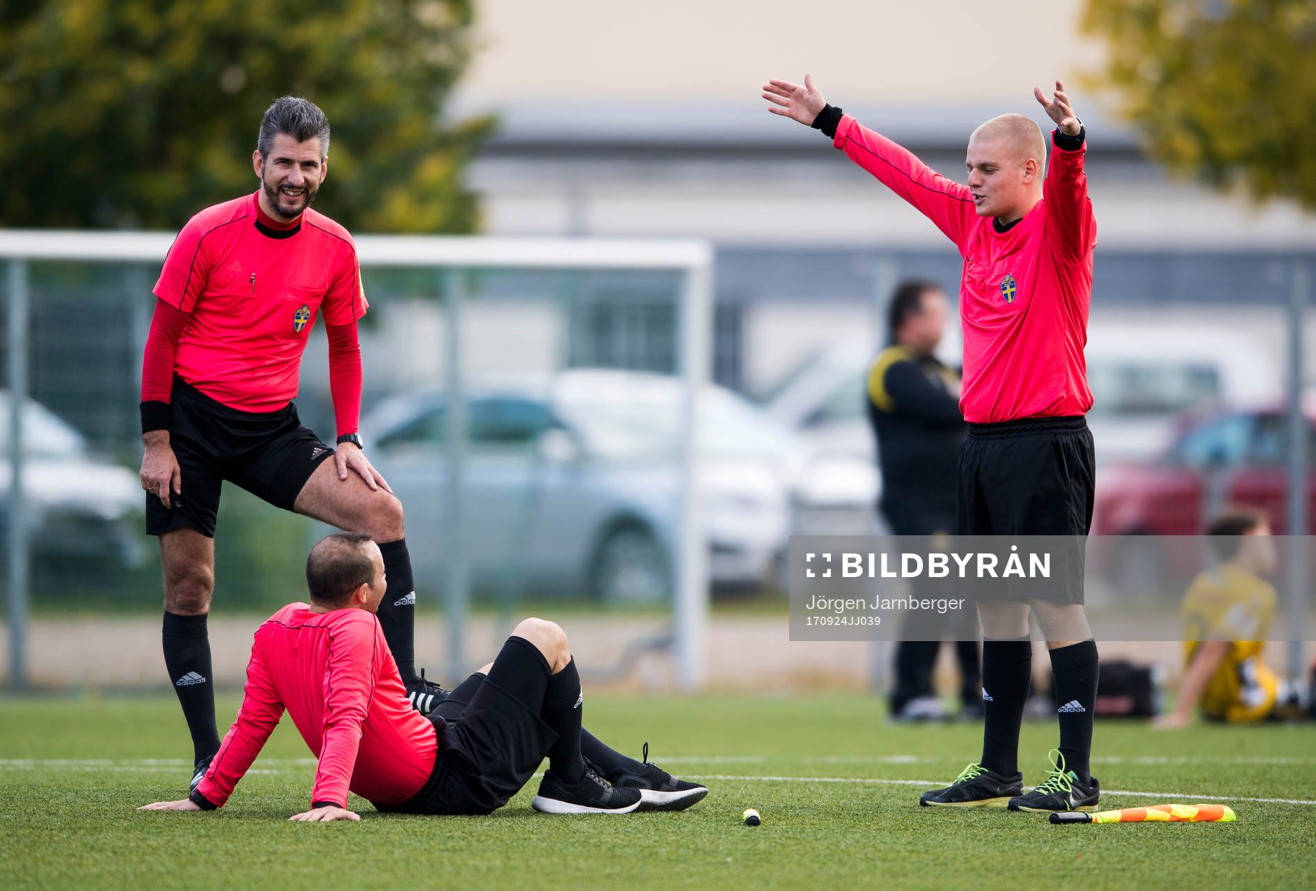 Domare Alija Slijepcevic med sina assisterande domare under pausvilan i fotbollsmatchen i U17 Allsvenskan mellan Elfsborg och GAIS den 24 september 2017 i Borås.