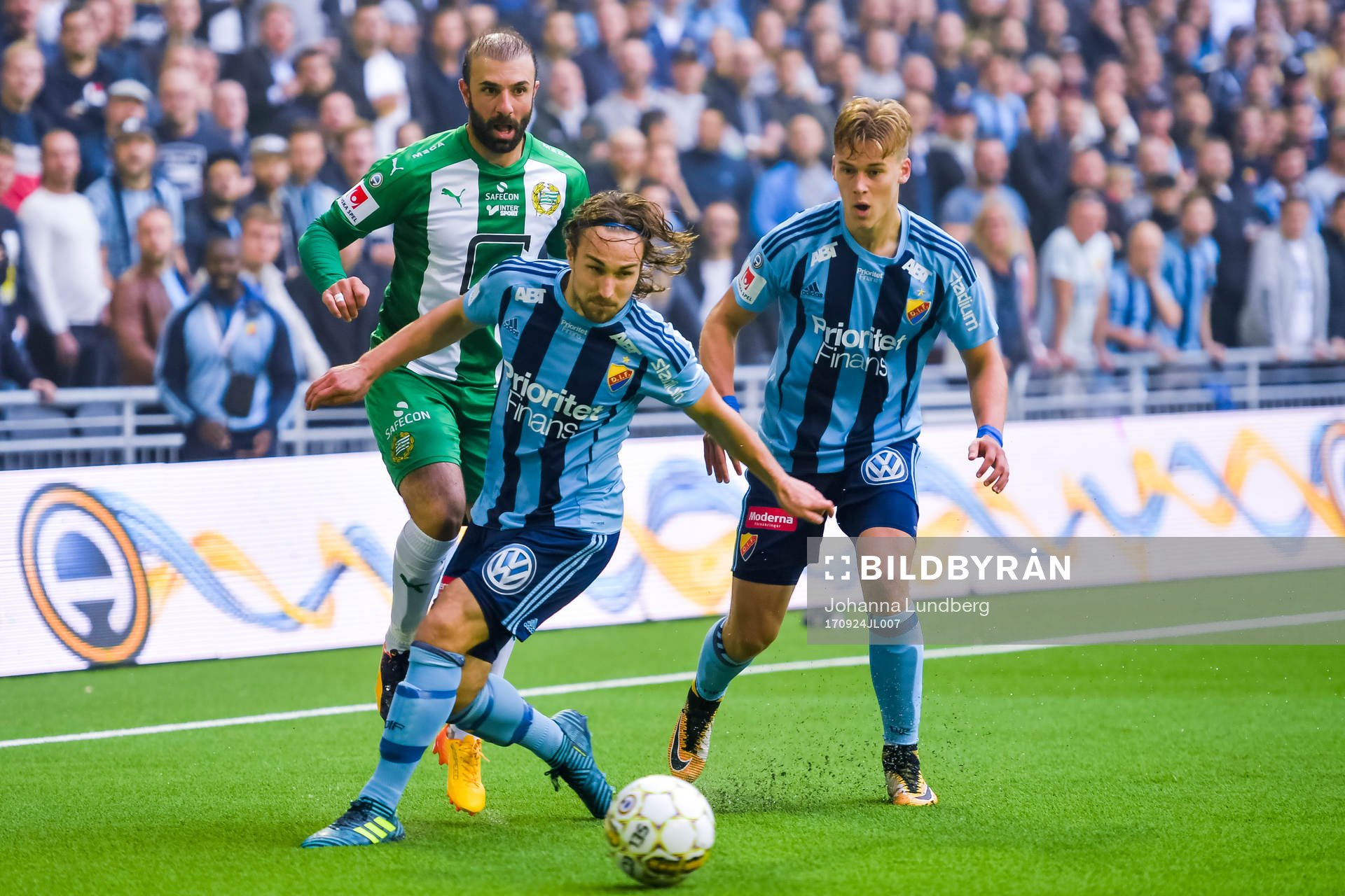 Djurgårdens Kevin Walker och Felix Beijmo i en kamp mot