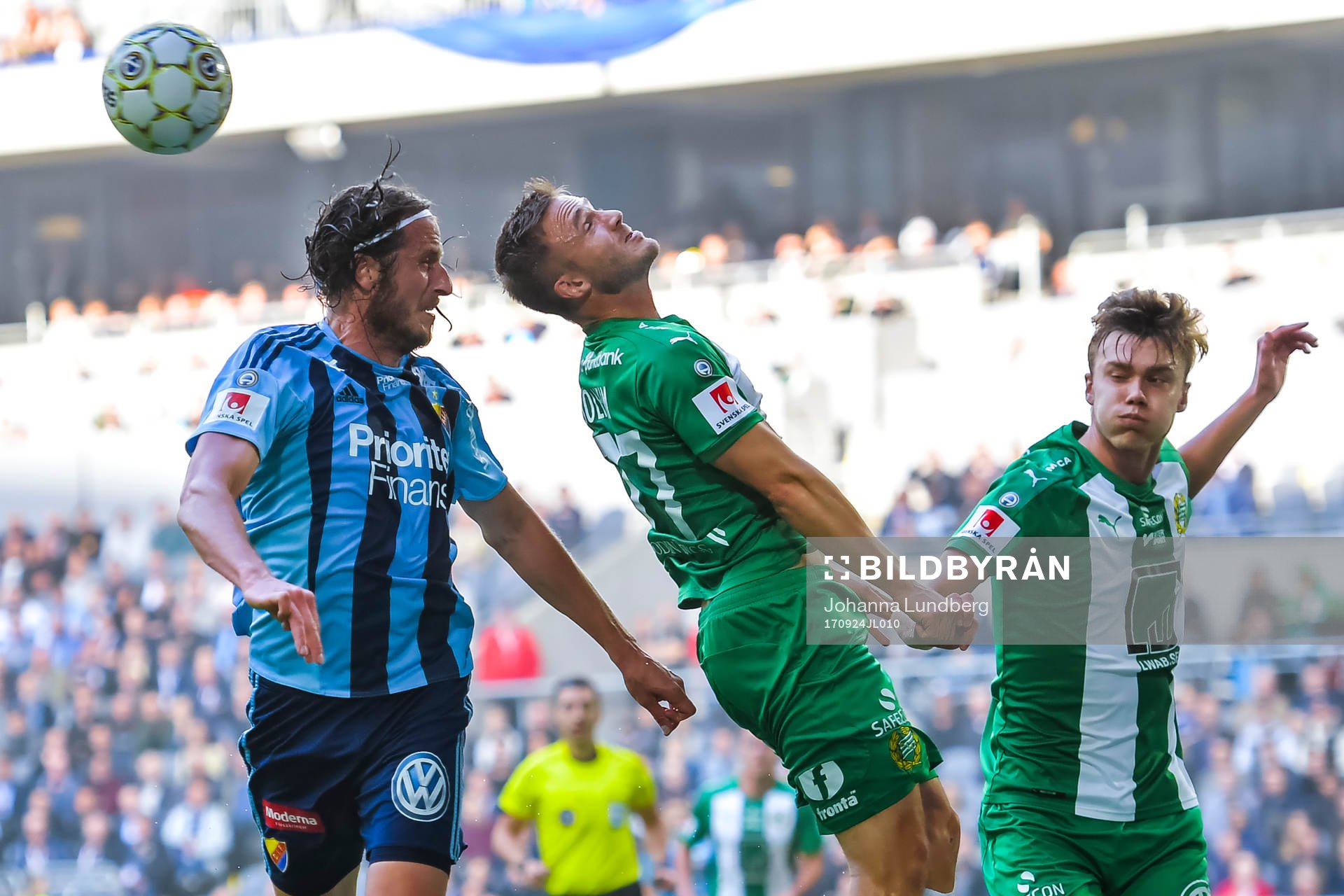 Djurgårdens Jonas Olsson försvarar mot Hammarbys Mats