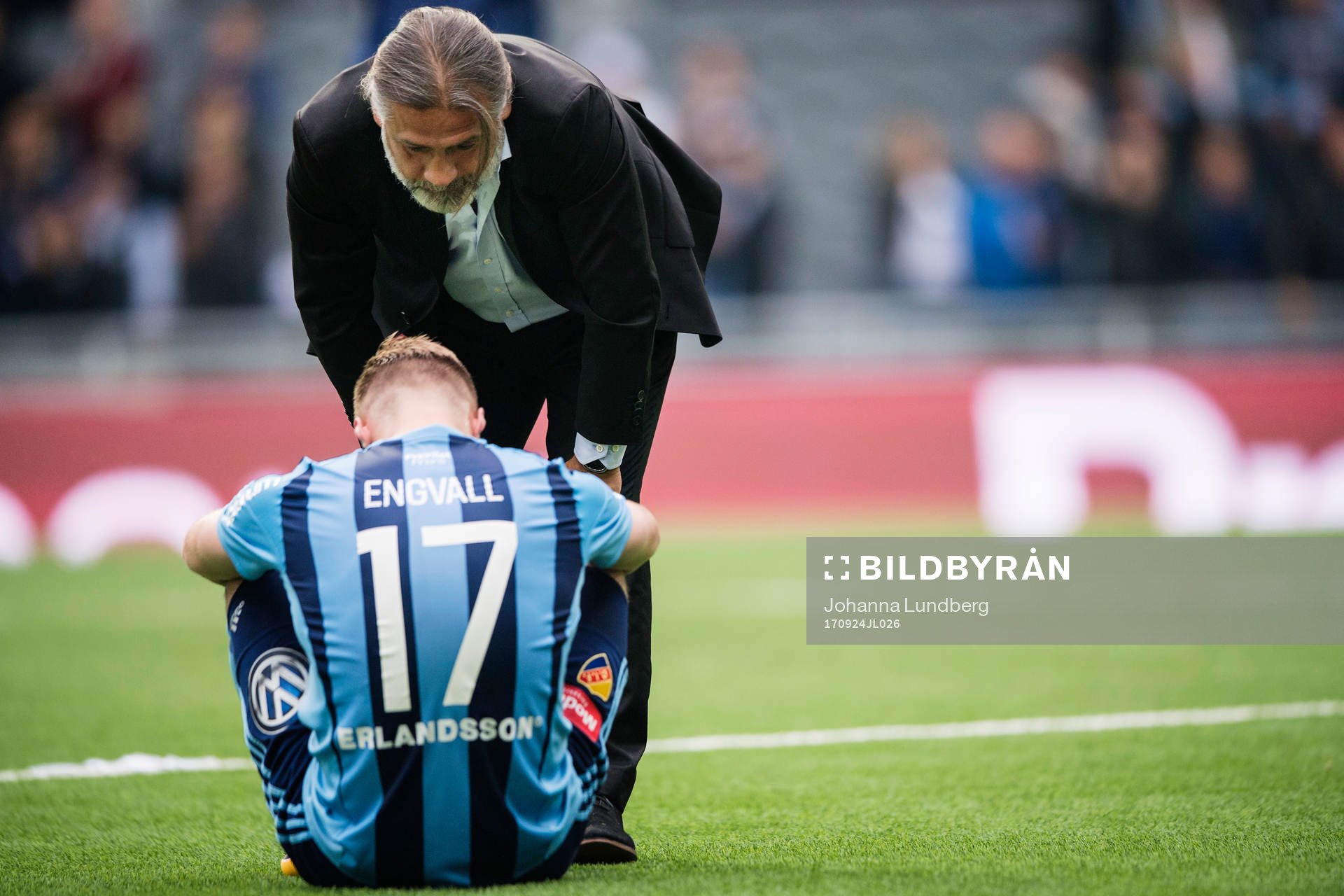Djurgårdens tränare Özcan Melkemichel tröstar Gustav