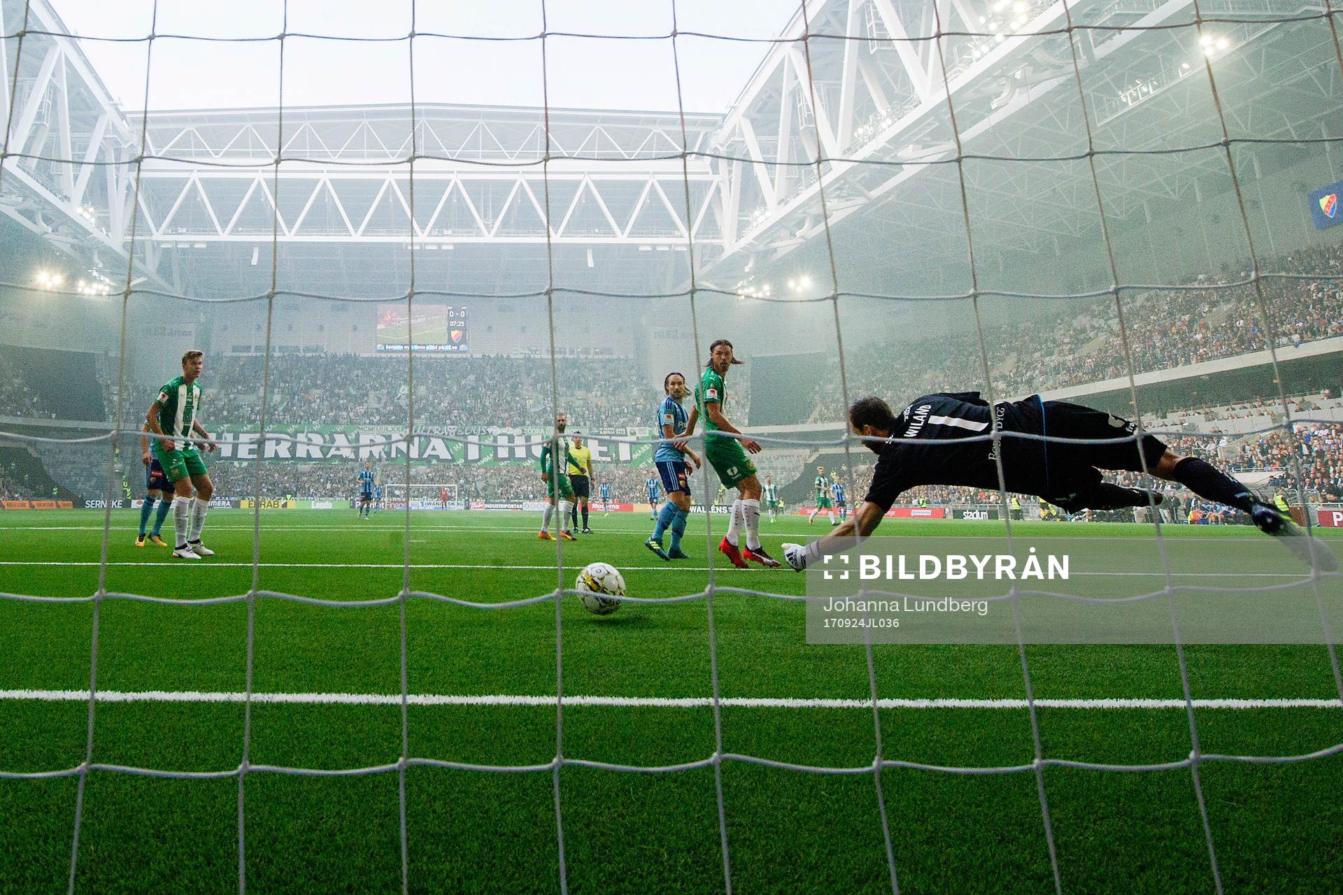 Hammarbys målvakt Johan Wiland med en räddning