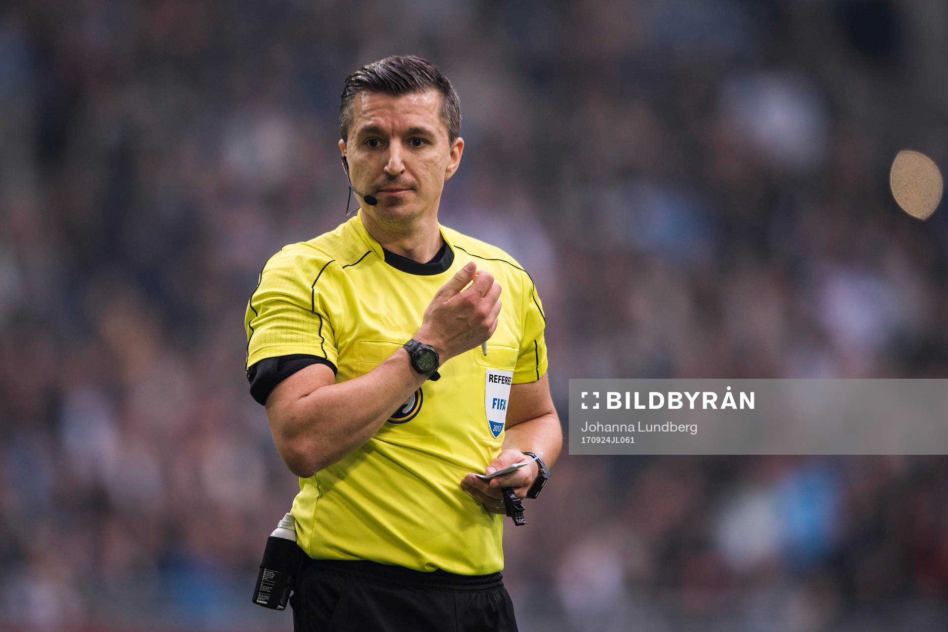 Domare Bojan Pandzic under fotbollsmatchen i Allsvenskan mellan Djurgården och Hammarby den 24 september 2017 i Stockholm.