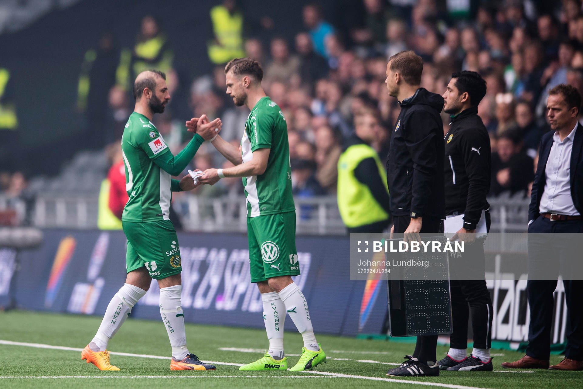 Hammarbys Kennedy Bakircioglu byts ut mot Arnór Smárason under fotbollsmatchen i Allsvenskan mellan Djurgården och Hammarby den 24 september 2017 i Stockholm.