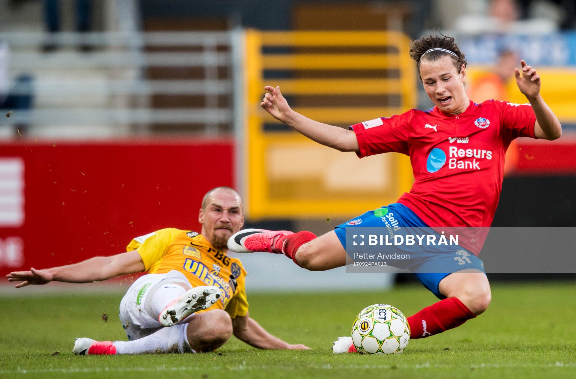 Falkenbergs Christoffer Carlsson tacklar Helsingborgs Alex