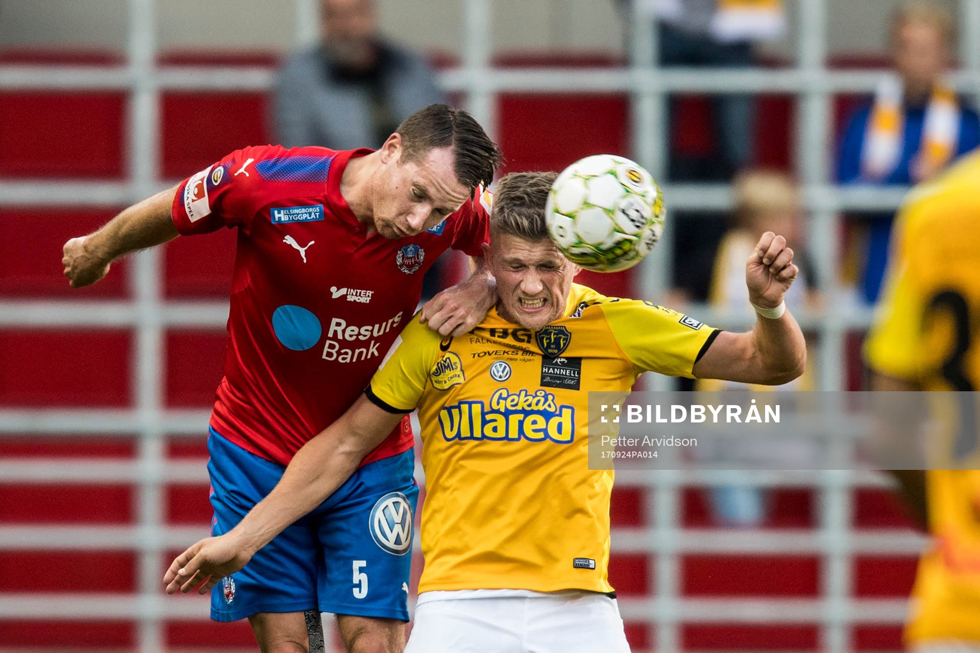 Helsingborgs Johan Persson och Falkenbergs Erik Pärsson under fotbollsmatchen i Superettan mellan Helsingborg och Falkenberg den 24 september 2017 i Helsingborg.