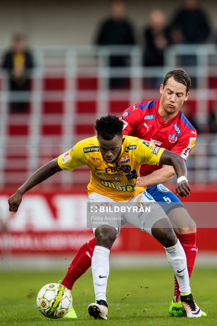 Helsingborgs Johan Persson och Falkenbergs Richard Donkor i