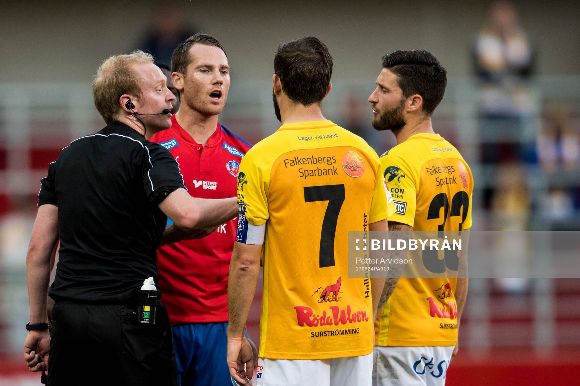 Helsingborgs Johan Persson i samtal med Falkenbergs David